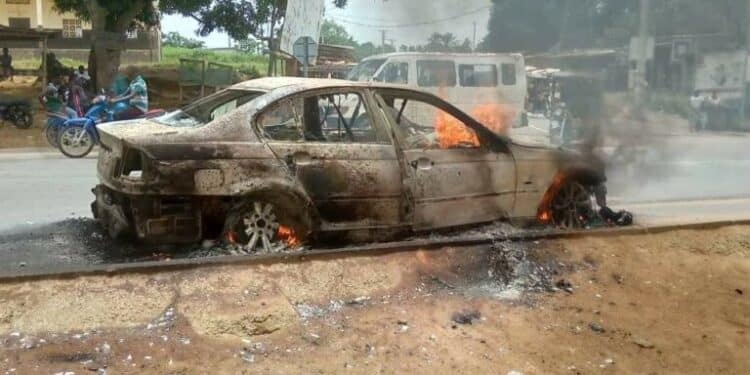 Image de Faits Divers. Un incident spectaculaire s'est produit à Songon, une commune de la Côte d'Ivoire, lorsque le véhicule du responsable des affaires juridiques et du service contentieux à la mairie de Songon, Koné Ladji, a été complètement détruit par un incendie. Les circonstances entourant cet événement ont suscité l'attention des habitants et des autorités locales. Le récit de l'incident Selon les informations recueillies, l'incident s'est déroulé alors que Koné Ladji se préparait pour une mission officielle. Au moment où il s'apprêtait à prendre la route, il a remarqué un dysfonctionnement au sein de sa voiture de marque BMW. Dans une tentative de sortie, les portières du véhicule se sont inexplicablement bloquées, piégeant Ladji à l'intérieur. La situation a rapidement attiré l'attention des résidents voisins qui ont réagi avec empressement pour porter secours à Ladji. Malheureusement, malgré leurs efforts, le feu s'est rapidement propagé, engloutissant le véhicule dans les flammes. Ladji a dû être évacué d'urgence de la voiture alors que le feu continuait de se propager, détruisant complètement le véhicule. Heureusement, aucune perte en vies humaines n'a été signalée à la suite de cet incident. Bien que le véhicule ait été complètement détruit, Ladji a pu s'échapper indemne grâce à l'intervention rapide des résidents et des secours. L'absence de victimes a été un soulagement pour la communauté et les autorités locales, bien que l'incident ait laissé une impression durable dans la région. Réactions et conséquences L'incendie du véhicule de Koné Ladji a suscité diverses réactions au sein de la communauté et des médias locaux. Certains résidents ont exprimé leur inquiétude quant à la sécurité des véhicules et des équipements, soulignant la nécessité d'une meilleure surveillance et de mesures de prévention des incendies. D'autres ont salué la réaction rapide des résidents qui ont permis d'éviter une tragédie plus grave. Les autorités locales, y compris la mairie de Songon, ont promis d'enquêter sur l'incident pour déterminer les causes exactes de l'incendie. Des mesures de sécurité supplémentaires pourraient être envisagées pour prévenir de futurs incidents similaires. Les responsables municipaux ont également exprimé leur soutien à Koné Ladji et se sont engagés à lui fournir toute l'aide nécessaire pour surmonter cet incident. Contexte et réflexions Cet incident met en lumière les risques potentiels auxquels sont confrontés les responsables municipaux et les employés publics dans l'exercice de leurs fonctions. Alors que la communauté se remet de cet événement, il est essentiel de réfléchir aux mesures de sécurité et de prévention qui pourraient être mises en place pour protéger les individus et les biens. La promptitude des secours et la solidarité des résidents ont été des facteurs clés dans la gestion de cette crise, soulignant l'importance de la collaboration communautaire en période de crise. En fin de compte, cet incident incite à réfléchir sur la manière dont les communautés peuvent se préparer et réagir efficacement face à des situations d'urgence similaires à l'avenir. L'incendie du véhicule de Koné Ladji à Songon a été un événement marquant pour la communauté locale, mettant en lumière les défis et les réponses possibles en cas d'urgence. Alors que les autorités enquêtent sur les causes de l'incendie, la solidarité et le soutien communautaires restent des piliers essentiels pour surmonter de telles situations. En fin de compte, cet incident soulève des questions sur la sécurité des véhicules et la préparation aux urgences dans les communautés locales.