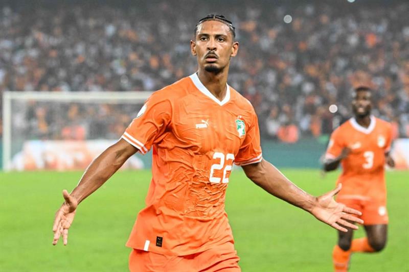 Image de Football. Après plus d'un mois depuis la finale de la Coupe d'Afrique des Nations 2023 (CAN), l'attaquant ivoirien Sébastien Haller revient sur son but décisif qui a offert la victoire à son équipe face au Nigeria. Un exploit qui restera gravé dans les mémoires et qui a suscité une vague d'émotion et de fierté dans tout le pays. La Stratégie Derrière le But Dans une interview récente, Sébastien Haller a dévoilé les coulisses de son but mémorable. Il a expliqué en détail sa collaboration avec son coéquipier Simon Adingra sur l'aile gauche, révélant comment ils ont développé une compréhension intuitive sur le terrain. "Je cherche toujours à anticiper les passes de Simon Adingra", a déclaré Haller, soulignant l'importance de la synchronisation et de la communication entre les deux joueurs. Au moment crucial où Adingra a entamé son dribble, Haller a suivi son instinct et s'est positionné stratégiquement dans la surface de réparation. "Je savais que je devais me placer au bon endroit pour intercepter la passe", a-t-il expliqué. Avec une précision remarquable, il a réussi à devancer les défenseurs et à dévier le ballon de la tête, marquant ainsi le but victorieux. Un moment de triomphe et de soulagement pour Haller, après avoir surmonté des défis personnels, y compris un combat contre le cancer et des blessures. Un Titre Inestimable Pour Sébastien Haller, ce but représente bien plus qu'une simple victoire sportive. C'est le résultat d'une persévérance inébranlable et d'une détermination sans faille. "Ce titre est le plus précieux de ma carrière", a-t-il déclaré, soulignant les circonstances uniques qui ont entouré cette victoire. C'est une histoire d'inspiration et de courage, qui a captivé le cœur de millions de supporters à travers le pays. Alors que Sébastien Haller célèbre cette victoire historique, beaucoup se demandent quel sera son prochain chapitre dans le monde du football. Avec son talent indéniable et sa résilience éprouvée, Haller est sans aucun doute destiné à continuer à briller sur le terrain. Mais quels nouveaux défis attendent cet athlète exceptionnel ? Seul l'avenir nous le dira. Le but de Sébastien Haller à la CAN 2023 restera gravé dans les annales du football ivoirien. C'est bien plus qu'une simple réalisation sportive ; c'est une leçon de courage, de détermination et de persévérance. Alors que le pays célèbre cette victoire, il est important de se rappeler les valeurs inspirantes qui ont rendu ce moment possible. Et maintenant, avec les yeux tournés vers l'avenir, nous nous demandons : quelles autres histoires extraordinaires le football nous réserve-t-il ?