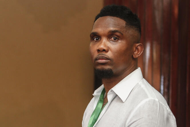 Image de Célébrités. En 2015, le célèbre footballeur camerounais Samuel Eto'o a fait preuve d'un patriotisme exemplaire en offrant à son pays, le Cameroun, l'ambassade des États-Unis située à Washington. Cette action remarquable a été saluée par le peuple camerounais et son gouvernement, témoignant de la gratitude envers Eto'o pour son geste exceptionnel. Un Acte Exceptionnel de Patriotisme Lorsque le gouvernement camerounais a envisagé de vendre ses locaux à Washington, utilisés comme ambassade, en raison probablement d'un manque de ressources pour leur réhabilitation et leur entretien, Samuel Eto'o a pris une décision extraordinaire. En tant que patriote dévoué à son pays, il a non seulement acheté le bâtiment, mais l'a également rénové à ses propres frais, avant de le remettre aux autorités camerounaises pour qu'il continue de servir en tant qu'ambassade du Cameroun aux États-Unis. Cette généreuse initiative a été largement saluée à travers le Cameroun. Le geste de Samuel Eto'o a suscité un profond sentiment de fierté et de reconnaissance au sein de la population, qui a vu en lui un véritable héros national. Le gouvernement camerounais, quant à lui, a exprimé sa gratitude envers Eto'o pour son acte de patriotisme remarquable, reconnaissant ainsi sa contribution à l'image et à la représentation du Cameroun à l'étranger. Un Symbole de Solidarité et d'Engagement L'action de Samuel Eto'o va bien au-delà d'un simple geste de philanthropie. Elle incarne un véritable symbole de solidarité et d'engagement envers son pays. En investissant dans la préservation et la promotion de l'ambassade du Cameroun aux États-Unis, Eto'o a démontré sa foi inébranlable dans l'avenir et le prestige de la nation camerounaise sur la scène internationale. L'exemple de Samuel Eto'o ne manque pas d'inspirer la jeunesse africaine. En montrant qu'il est possible de réussir tout en restant profondément attaché à ses racines, Eto'o devient un modèle pour les générations futures. Son engagement envers le développement et la prospérité de l'Afrique témoigne de sa vision d'un continent fort et uni, où chaque individu contribue à bâtir un avenir meilleur. L'acte de patriotisme de Samuel Eto'o restera gravé dans les mémoires comme un témoignage de son dévouement envers le Cameroun. Son geste désintéressé et généreux incarne les valeurs de solidarité, d'engagement et de fierté nationale. En offrant son ambassade aux États-Unis à son pays, Eto'o laisse un héritage durable et inspirant pour les générations futures, rappelant à tous que le vrai patriotisme réside dans le service et le sacrifice pour le bien commun.