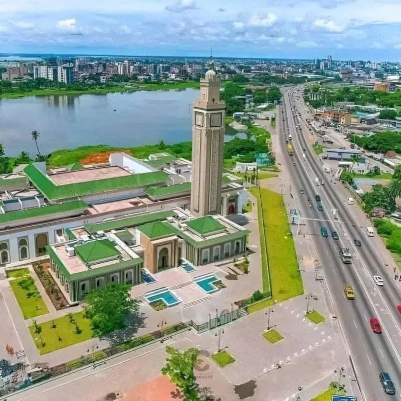 Image de L'islam pour les musulmans. Dans un geste de solidarité et de renforcement des liens historiques entre la Côte d'Ivoire et le Maroc, Sa Majesté le Roi Mohammed VI a fait don d'une mosquée d'une capacité d'accueil de plus de 7 000 fidèles à la commune de Treichville, à Abidjan. Cet édifice imposant, véritable symbole de coopération et de soft power religieux marocain, sera officiellement inauguré le vendredi 5 avril 2024, dans le cadre d'une cérémonie solennelle. Programme de l'Inauguration : Un Moment de Rassemblement et de Célébration Selon les informations communiquées par SEM Abdelmalek Kettani, Ambassadeur du Roi du Maroc en Côte d'Ivoire, la cérémonie d'inauguration débutera ce vendredi, en présence de personnalités éminentes, y compris des représentants gouvernementaux, la section ivoirienne de la Fondation Mohammed VI des Oulémas Africains, ainsi qu'une délégation du COSIM. La journée commencera par une visite des officiels à l'intérieur de la mosquée, suivie de la grande prière du vendredi, puis de la célébration de la nuit du destin dans la soirée. La mosquée Mohammed VI, construite sur une superficie de 28 000 mètres carrés, est bien plus qu'un simple lieu de culte. Elle incarne la coopération intégrale entre la Côte d'Ivoire et le Maroc, englobant les aspects matériels, sociaux, culturels et cultuels. Outre l'espace de prière, elle comprend des salles de conférences, une bibliothèque, le logement de l'imam, un complexe commercial, des espaces verts et un parking, offrant ainsi un lieu complet de rassemblement et de culte pour la communauté. Le lancement des travaux de construction de cette mosquée d'exception remonte au vendredi 3 mars 2017, en présence du Roi Mohammed VI et du président ivoirien Alassane Ouattara. Ce projet, représentant un investissement considérable, a été financé par le Royaume du Maroc à hauteur de plus d'un milliard de francs CFA, soit l'équivalent de 24 millions de dirhams. Cette générosité témoigne de l'engagement continu du Maroc envers le développement social et religieux de la Côte d'Ivoire. Une Oeuvre au Service de la Communauté La mosquée Mohammed VI ne se limite pas à être un lieu de culte, mais elle aspire également à être un centre de vie pour la communauté. À travers les différentes installations qu'elle propose, elle favorise les échanges culturels, l'éducation religieuse et le développement économique. Sa capacité à accueillir un grand nombre de fidèles en fait un lieu de rassemblement et de prière majeur pour la communauté musulmane d'Abidjan. En complément de l'inauguration officielle, Sa Majesté le Roi Mohammed VI prévoit d'offrir un "iftar", un diner de rupture du jeûne, sur l'esplanade de la mosquée, le samedi 6 avril. Cette occasion sera marquée par la présence des autorités ivoiriennes, des représentants diplomatiques accrédités en Côte d'Ivoire, ainsi que des membres de la communauté marocaine. Ce moment de partage et de convivialité symbolisera l'esprit de fraternité et de générosité qui sous-tend la coopération entre les deux nations. Alors que la mosquée Mohammed VI s'apprête à ouvrir ses portes à la communauté de Treichville, quelles seront les retombées de cet édifice monumental sur les relations entre la Côte d'Ivoire et le Maroc ? Comment ce projet contribuera-t-il au renforcement des liens culturels, religieux et sociaux entre les deux pays ?