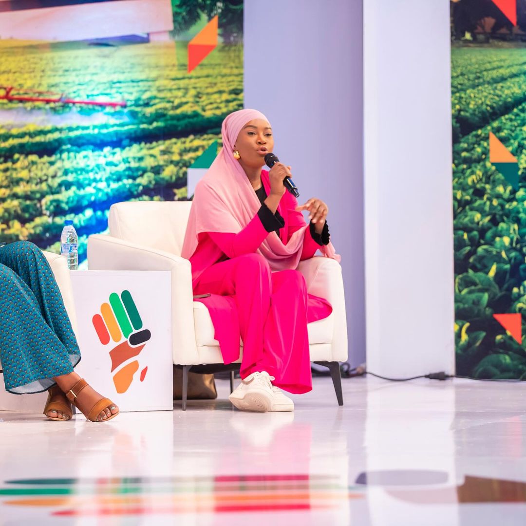 Deuxième Image de Célébrités. Konnie Touré, une figure éminente de la scène africaine, nous livre un récit captivant de sa participation à la deuxième édition du Bilyf Brazzaville. Cet événement de trois jours a servi de plateforme pour des débats enflammés, des panels de discussion stimulants, des ateliers interactifs et des conférences enrichissantes, tous centrés sur les défis et les opportunités liés au développement de l’Afrique. La Jeunesse Africaine : Pilier de l'Agriculture et de l'Innovation L'un des points forts de cette édition a été la mise en lumière du rôle crucial de la jeunesse africaine dans l'amélioration de la productivité agricole du continent. Les discussions ont souligné l'importance de l'implication des jeunes dans la transformation du secteur agricole, qui est vital pour la sécurité alimentaire et le développement économique de l'Afrique. Konnie Touré a brillé en tant que paneliste lors des débats sur les Industries Culturelles et Créatives (ICC) en tant que vecteur de développement social et économique. Elle a partagé des idées inspirantes sur la manière dont les ICC peuvent stimuler l'économie, favoriser l'innovation et promouvoir la diversité culturelle en Afrique. Un Hommage à Precieux Massoueme Konnie Touré exprime sa gratitude envers son frère Precieux Massoueme pour l'invitation à participer à cet événement prestigieux. Elle souligne le dynamisme et la perspicacité de Massoueme, et insiste sur l'importance de son leadership pour la jeunesse congolaise et africaine en général. Cette reconnaissance témoigne de l'impact positif des collaborations interpersonnelles dans la promotion du progrès et du développement en Afrique. Le Bilyf Brazzaville 2024 a été bien plus qu'une simple conférence. C'était une célébration de l'esprit entrepreneurial, de l'innovation et de la détermination qui animent la jeunesse africaine. Grâce à des événements tels que celui-ci, l'Afrique est sur la voie d'un avenir radieux, où la jeunesse jouera un rôle central dans la transformation socio-économique du continent.