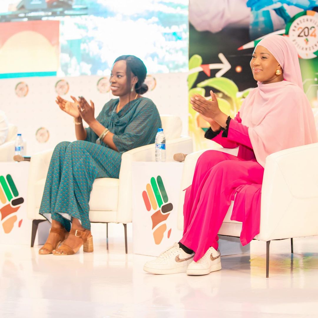 Quatrième Image de Célébrités. Konnie Touré, une figure éminente de la scène africaine, nous livre un récit captivant de sa participation à la deuxième édition du Bilyf Brazzaville. Cet événement de trois jours a servi de plateforme pour des débats enflammés, des panels de discussion stimulants, des ateliers interactifs et des conférences enrichissantes, tous centrés sur les défis et les opportunités liés au développement de l’Afrique. La Jeunesse Africaine : Pilier de l'Agriculture et de l'Innovation L'un des points forts de cette édition a été la mise en lumière du rôle crucial de la jeunesse africaine dans l'amélioration de la productivité agricole du continent. Les discussions ont souligné l'importance de l'implication des jeunes dans la transformation du secteur agricole, qui est vital pour la sécurité alimentaire et le développement économique de l'Afrique. Konnie Touré a brillé en tant que paneliste lors des débats sur les Industries Culturelles et Créatives (ICC) en tant que vecteur de développement social et économique. Elle a partagé des idées inspirantes sur la manière dont les ICC peuvent stimuler l'économie, favoriser l'innovation et promouvoir la diversité culturelle en Afrique. Un Hommage à Precieux Massoueme Konnie Touré exprime sa gratitude envers son frère Precieux Massoueme pour l'invitation à participer à cet événement prestigieux. Elle souligne le dynamisme et la perspicacité de Massoueme, et insiste sur l'importance de son leadership pour la jeunesse congolaise et africaine en général. Cette reconnaissance témoigne de l'impact positif des collaborations interpersonnelles dans la promotion du progrès et du développement en Afrique. Le Bilyf Brazzaville 2024 a été bien plus qu'une simple conférence. C'était une célébration de l'esprit entrepreneurial, de l'innovation et de la détermination qui animent la jeunesse africaine. Grâce à des événements tels que celui-ci, l'Afrique est sur la voie d'un avenir radieux, où la jeunesse jouera un rôle central dans la transformation socio-économique du continent.