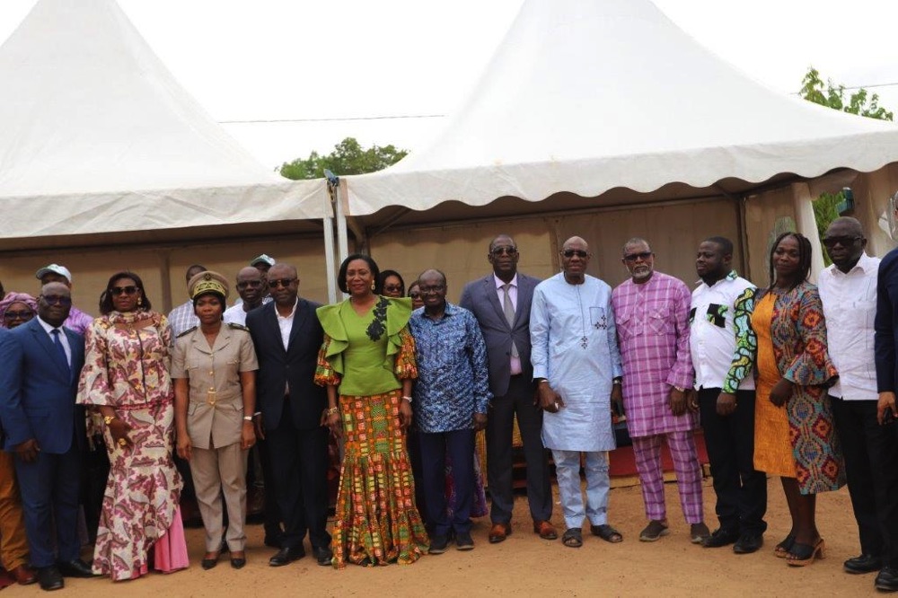 Image de Agriculture. Lors de la 3ème édition de la journée des femmes leaders de la chaîne de valeur de la filière manioc à Didiévi, le président de la Chambre de Commerce et d’Industrie de Côte d’Ivoire, Touré Faman, a annoncé un soutien financier et technique de l'institution consulaire à la coopérative « Didiévi développement ». Cette initiative s'inscrit dans le cadre de la mandature 2023-2029 de la Chambre de Commerce, qui vise à promouvoir le développement des entreprises régionales. Touré Faman a souligné l'engagement de la Chambre à fournir tous les moyens nécessaires pour aider les femmes de la filière manioc à accroître leur production et à valoriser leur production. Valorisation des Potentiels Régionaux La présence du président Touré Faman à cette manifestation témoigne de la volonté de la Chambre de Commerce de soutenir les initiatives locales et de valoriser les potentialités régionales. Touré Faman a souligné que l'institution consulaire a pour mission d'accompagner les entreprises dans la réalisation de leurs objectifs de production, de commercialisation et de transformation. Cette reconnaissance des atouts régionaux et des efforts des femmes de Didiévi dans la filière manioc constitue un signal positif pour le développement économique local. La journée des femmes leaders de la filière manioc à Didiévi a également été l'occasion de mettre en lumière les actions entreprises par la coopérative « Didiévi développement » en faveur de l'autonomisation financière des femmes productrices de la région. La marraine de l'événement, Mme Patricia Ahoussou-Kouadio, a encouragé toutes les femmes de Didiévi à s'engager davantage dans la production de manioc. Elle a souligné l'importance de répondre à la demande locale, de garantir l'autonomisation financière des femmes et de favoriser le développement industriel de la région. Le Manioc, un Levier de Développement La présidente de ''Didiévi Développement'', Denise Kouakou, a mis en avant le potentiel de la filière manioc pour le développement de la région. Elle a souligné le rôle crucial des femmes agricultrices dans la réussite de cette filière et a rappelé l'objectif ambitieux de la coopérative : atteindre une livraison de 1000 tonnes de tubercules de manioc par mois. Toutefois, pour relever ces défis, un soutien accru est nécessaire. Denise Kouakou a exprimé sa gratitude pour l'engagement de la Chambre de Commerce et d'Industrie de Côte d'Ivoire, soulignant que cet accompagnement contribuera à surmonter les obstacles rencontrés. La promesse d'appui de la Chambre de Commerce et d'Industrie de Côte d'Ivoire représente une opportunité précieuse pour les femmes de Didiévi engagées dans la filière manioc. Cependant, pour garantir un développement durable et une prospérité partagée, il est nécessaire de s'interroger sur les mesures supplémentaires à mettre en œuvre. Comment peut-on renforcer davantage le soutien aux initiatives locales telles que celle de la coopérative « Didiévi développement » ? Quelles stratégies peuvent être adoptées pour assurer la pérennité de la filière manioc et favoriser l'autonomisation économique des femmes dans la région ? Ces questions ouvrent la voie à une réflexion approfondie sur les défis et les opportunités qui se présentent pour le développement économique et social de Didiévi et de ses habitants.