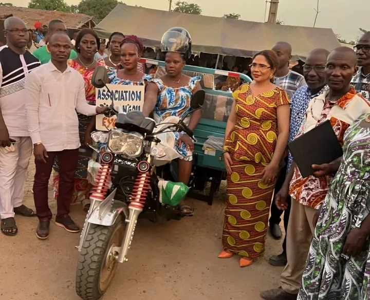 Image de Société. Dans le contexte dynamique du développement local, l'autonomisation des femmes émerge comme un levier crucial pour stimuler la croissance économique et renforcer les tissus sociaux au sein des communautés. Dans cette optique, l'initiative de l'Association des femmes d'Assè N'gou, baptisée "Eyo Eliè", a pris une importance particulière lors de la cérémonie de remise officielle de ses statuts et règlement intérieur, qui s'est déroulée le dimanche 31 mars 2024. Sous le parrainage de la Conseillère régionale Mme Ahou Florence Traoré, cette célébration a attiré l'attention de nombreuses autorités locales, parmi lesquelles Kouassi Yao Jean Aimé, cadre et conseiller municipal de Tiébissou, a brillé par son engagement. Un événement porteur de sens L'ambiance vibrante de l'événement a marqué la détermination des femmes d'Assè N'gou à s'engager activement dans leur autonomisation économique et sociale. Accompagnées par le soutien bienveillant de Mme Ahou Florence Traoré, les femmes ont été honorées par la présence de personnalités influentes de la région du Bélier, dont l'Honorable Eugène N'Guessan, le Maire de la commune de Tiebissou, Brou N'gauran Vincent, et Kouassi Yao Jean-Aimé, qui a souligné l'importance de ce moment décisif. Cadre et conseiller municipal de Tiébissou, Kouassi Yao Jean Aimé a démontré son soutien indéfectible à l'autonomisation des femmes en apportant une contribution significative à cet événement. En offrant un tricycle aux femmes pour leur association, il a concrétisé son engagement en faveur du développement économique local et de l'égalité des genres. Ce geste généreux témoigne de sa vision inclusive et de son engagement envers l'amélioration des conditions de vie des communautés rurales. Une vision partagée pour le développement La remise du tricycle représente bien plus qu'un simple don matériel ; elle incarne l'espoir et les opportunités pour les femmes d'Assè N'gou. Grâce à cet outil, elles pourront faciliter le transport de leurs produits vers les marchés locaux, augmentant ainsi leurs revenus et renforçant leur indépendance financière. Cette initiative a été saluée par le Maire de Tiébissou et le député N'Guessan Eugène, qui ont souligné son importance pour le développement durable de la région. La marraine de la cérémonie, Mme Ahou Florence Traoré, a exprimé sa gratitude envers Kouassi Yao Jean Aimé pour son dévouement envers sa communauté et son soutien aux femmes. Son engagement en faveur de l'autonomisation des femmes a été chaleureusement applaudi, témoignant ainsi de l'impact positif de ses actions sur le terrain. Les remerciements ont également été adressés à toutes les autorités et aux membres de la communauté qui ont contribué au succès de cet événement mémorable. Au-delà de cette cérémonie inspirante, une question demeure : comment pouvons-nous continuer à soutenir et à promouvoir l'autonomisation des femmes dans nos communautés ? En investissant dans l'éducation, l'accès aux opportunités économiques et le renforcement des capacités, nous pouvons créer un avenir plus inclusif et prospère pour tous.