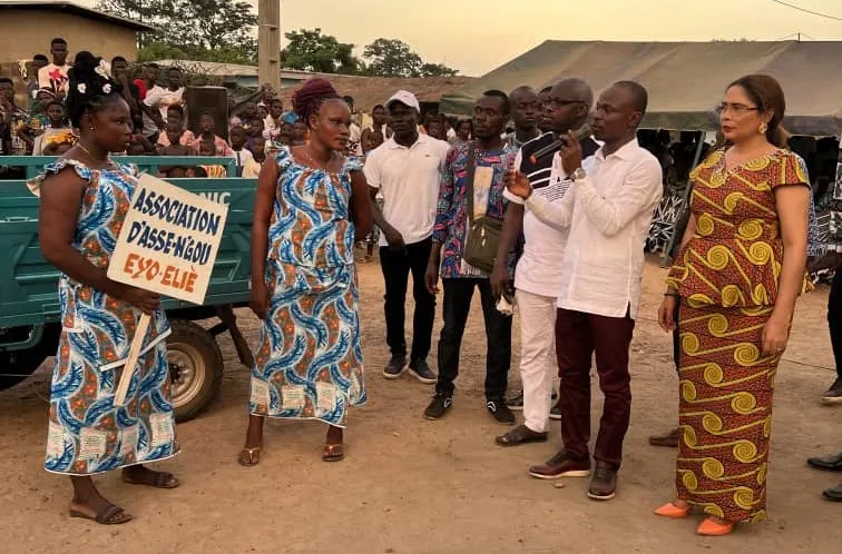 Deuxième Image de Société. Dans le contexte dynamique du développement local, l'autonomisation des femmes émerge comme un levier crucial pour stimuler la croissance économique et renforcer les tissus sociaux au sein des communautés. Dans cette optique, l'initiative de l'Association des femmes d'Assè N'gou, baptisée "Eyo Eliè", a pris une importance particulière lors de la cérémonie de remise officielle de ses statuts et règlement intérieur, qui s'est déroulée le dimanche 31 mars 2024. Sous le parrainage de la Conseillère régionale Mme Ahou Florence Traoré, cette célébration a attiré l'attention de nombreuses autorités locales, parmi lesquelles Kouassi Yao Jean Aimé, cadre et conseiller municipal de Tiébissou, a brillé par son engagement. Un événement porteur de sens L'ambiance vibrante de l'événement a marqué la détermination des femmes d'Assè N'gou à s'engager activement dans leur autonomisation économique et sociale. Accompagnées par le soutien bienveillant de Mme Ahou Florence Traoré, les femmes ont été honorées par la présence de personnalités influentes de la région du Bélier, dont l'Honorable Eugène N'Guessan, le Maire de la commune de Tiebissou, Brou N'gauran Vincent, et Kouassi Yao Jean-Aimé, qui a souligné l'importance de ce moment décisif. Cadre et conseiller municipal de Tiébissou, Kouassi Yao Jean Aimé a démontré son soutien indéfectible à l'autonomisation des femmes en apportant une contribution significative à cet événement. En offrant un tricycle aux femmes pour leur association, il a concrétisé son engagement en faveur du développement économique local et de l'égalité des genres. Ce geste généreux témoigne de sa vision inclusive et de son engagement envers l'amélioration des conditions de vie des communautés rurales. Une vision partagée pour le développement La remise du tricycle représente bien plus qu'un simple don matériel ; elle incarne l'espoir et les opportunités pour les femmes d'Assè N'gou. Grâce à cet outil, elles pourront faciliter le transport de leurs produits vers les marchés locaux, augmentant ainsi leurs revenus et renforçant leur indépendance financière. Cette initiative a été saluée par le Maire de Tiébissou et le député N'Guessan Eugène, qui ont souligné son importance pour le développement durable de la région. La marraine de la cérémonie, Mme Ahou Florence Traoré, a exprimé sa gratitude envers Kouassi Yao Jean Aimé pour son dévouement envers sa communauté et son soutien aux femmes. Son engagement en faveur de l'autonomisation des femmes a été chaleureusement applaudi, témoignant ainsi de l'impact positif de ses actions sur le terrain. Les remerciements ont également été adressés à toutes les autorités et aux membres de la communauté qui ont contribué au succès de cet événement mémorable. Au-delà de cette cérémonie inspirante, une question demeure : comment pouvons-nous continuer à soutenir et à promouvoir l'autonomisation des femmes dans nos communautés ? En investissant dans l'éducation, l'accès aux opportunités économiques et le renforcement des capacités, nous pouvons créer un avenir plus inclusif et prospère pour tous.