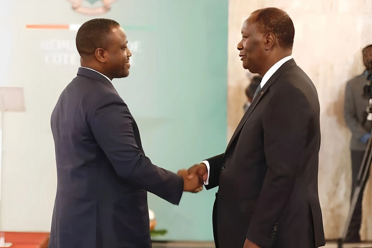 Image de Politique. Dans un récent développement politique en Côte d'Ivoire, l'ancien Premier Ministre, Guillaume Kigbafori Soro, a surpris beaucoup en passant un coup de fil au Président actuel, Alassane Ouattara, au mois de mars 2024, marquant ainsi le début du double carême chrétien et musulman. Cette initiative a suscité diverses réactions et spéculations au sein de la société ivoirienne, alimentant les conversations et les analyses politiques. Un Signe de Décrispation Politique Bien que certains pourraient considérer cette action comme une sorte de "poisson d'avril", le sérieux de cette démarche est soutenu par Moussa Touré, le responsable de communication de Guillaume Soro. Dans un communiqué de presse diffusé sur la page Facebook de l'ancien Premier Ministre, Touré a confirmé que Soro avait en effet contacté Ouattara pour exprimer son soutien aux récents gestes de décrispation politique en Côte d'Ivoire, notamment les mesures d'élargissement en faveur de ses proches alliés politiques. Les échanges entre Guillaume Soro et Alassane Ouattara ont été caractérisés par une atmosphère de cordialité, selon les informations fournies par Moussa Touré. Ce dialogue entre deux figures politiques majeures du pays souligne l'importance de la communication et du dialogue dans le processus de réconciliation nationale. Cette conversation téléphonique témoigne également de la volonté affichée de Soro de contribuer à la stabilité et à la paix en Côte d'Ivoire. Soro : Un Acteur Clé dans la Quête de Réconciliation Guillaume Kigbafori Soro, en exprimant son engagement envers la réconciliation et la paix dans le pays, confirme son intention de jouer un rôle constructif dans le processus politique ivoirien. Son ouverture au dialogue avec les autorités en place peut être interprétée comme un pas vers l'unité nationale et la consolidation de la démocratie. En tant que personnalité politique influente, Soro continue de jouer un rôle clé dans le paysage politique ivoirien, avec un potentiel significatif pour contribuer à la résolution des tensions et des divisions. Alors que la Côte d'Ivoire continue de naviguer à travers les défis politiques et sociaux, cette démarche de Guillaume Soro offre une lueur d'espoir pour l'avenir du pays. La question demeure : ce geste marque-t-il le début d'une nouvelle ère de dialogue et de collaboration entre les acteurs politiques ivoiriens ? Ou s'agit-il simplement d'un événement isolé, destiné à apaiser les tensions à un moment précis ? Seule l'avenir nous le dira, mais une chose est certaine : la volonté de réconciliation et de paix demeure cruciale pour l'avenir de la Côte d'Ivoire.