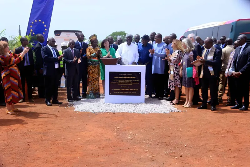 Image de Société. Le 3 avril 2024, Robert Beugré Mambé, Premier ministre et ministre des Sports et du Cadre de vie, a présidé l'inauguration de la phase 1 de la centrale solaire photovoltaïque de Boundiali, marquant ainsi un tournant majeur dans le paysage énergétique de la Côte d'Ivoire. Cette cérémonie, qui s'est déroulée en présence de personnalités locales de premier plan telles que la députée-maire Mariétou Koné et Bruno Nabagné Koné, symbolise le début d'un projet ambitieux qui propulse le pays vers le devant de la scène en matière d'énergie solaire dans la région ouest-africaine. Un Engagement Inébranlable envers l'Électrification Lors de cet événement historique, le Premier ministre a souligné l'engagement ferme du président Alassane Ouattara envers la transformation du secteur énergétique ivoirien. Avec le soutien du ministre des Mines et de l’Énergie, Coulibaly Sangafowa, Mambé a mis en lumière l'effort concerté du gouvernement pour positionner la Côte d'Ivoire en tant que pionnière régionale dans la production d'électricité. La centrale solaire de Boundiali incarne la vision stratégique du gouvernement ivoirien visant à diversifier les sources d'électricité du pays, dans le respect des normes environnementales internationales. Avec le soutien technique et financier de partenaires internationaux de premier plan, dont l'Union européenne et l'Allemagne, ce projet s'inscrit dans une démarche de développement durable et de réduction des émissions de gaz à effet de serre. Selon Noumory Sidibé, directeur général de Côte d’Ivoire Energie, la réalisation de ce projet représente un jalon majeur dans les choix énergétiques du pays, avec un engagement indéfectible en faveur des énergies renouvelables. Cette initiative témoigne de la détermination de la Côte d'Ivoire à jouer un rôle de premier plan dans la transition énergétique de l'Afrique de l'Ouest. Un Impact Positif sur les Communautés Locales Outre son importance sur le plan national, la centrale solaire de Boundiali aura un impact significatif sur les communautés locales. Avec un budget de 75,6 millions d’euros, cette infrastructure permettra d'électrifier des villages entiers, améliorant ainsi la qualité de vie de plus de 430 000 ménages. En fournissant de l'électricité à environ 70 000 foyers, ce projet contribuera également à réduire les émissions de CO2 de 60 000 tonnes par an, contribuant ainsi à la lutte contre le changement climatique. Alors que la Côte d'Ivoire célèbre ce jalon historique dans le développement de son infrastructure énergétique, une question se pose : quelles seront les prochaines étapes pour consolider cette avancée et pérenniser les efforts dans le domaine des énergies renouvelables ? La centrale solaire de Boundiali n'est que le début d'une transformation plus large du paysage énergétique ivoirien. Comment le gouvernement compte-t-il capitaliser sur ce succès pour garantir un approvisionnement énergétique stable et durable pour tous les Ivoiriens ? La réponse à ces questions déterminera sans aucun doute l'avenir énergétique de la Côte d'Ivoire.