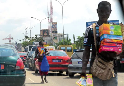 Image de Société. Le chef du District Autonome d'Abidjan, Ibrahim Cissé Bacongo, a récemment pris une décision forte visant à réguler l'espace urbain de la capitale économique ivoirienne. Cette décision, annoncée officiellement ce mardi 2 avril 2024, interdit formellement trois pratiques courantes dans les rues d'Abidjan : le commerce ambulant sur les grandes artères, la mendicité sous toutes ses formes, ainsi que l'utilisation des charrettes à bras, communément appelées "wottro" ou "pousse-pousse". Un Objectif de Lutte Contre le Désordre Urbain Cette mesure drastique s'inscrit dans le cadre d'une vaste campagne de lutte contre le désordre urbain et vise à assainir l'environnement de vie des habitants tout en garantissant leur sécurité et la fluidité du trafic routier. Abidjan, comme de nombreuses grandes métropoles africaines, est confrontée depuis plusieurs années à des défis majeurs liés à la gestion de son espace urbain. La prolifération de commerces informels et le phénomène de mendicité ont contribué à créer une atmosphère de désordre et d'insécurité dans certaines parties de la ville. Ces défis représentent des obstacles majeurs au développement durable et à l'attractivité d'Abidjan en tant que destination urbaine de premier plan en Afrique de l'Ouest. La décision de Cissé Bacongo s'inscrit dans une vision plus large de développement durable et de valorisation de l'esthétique urbaine. En interdisant le commerce ambulant et la mendicité, les autorités espèrent encourager l'émergence de structures commerciales formelles et réglementées, offrant ainsi de meilleures conditions de travail aux commerçants tout en préservant le caractère esthétique de la ville. Des Réactions Contrastées Si cette décision est saluée par certains comme un pas important vers un environnement urbain plus ordonné et sécurisé, elle suscite également des réactions mitigées. Certains expriment des inquiétudes quant aux conséquences socio-économiques pour les populations les plus vulnérables, notamment les vendeurs ambulants et les personnes dépendantes de la mendicité pour leur subsistance. Alors que les autorités cherchent à instaurer un environnement urbain plus ordonné et sécurisé, une question importante se pose : comment concilier la nécessité de maintenir l'ordre et la propreté dans l'espace public avec le besoin d'inclusion sociale et de protection des populations les plus vulnérables ?