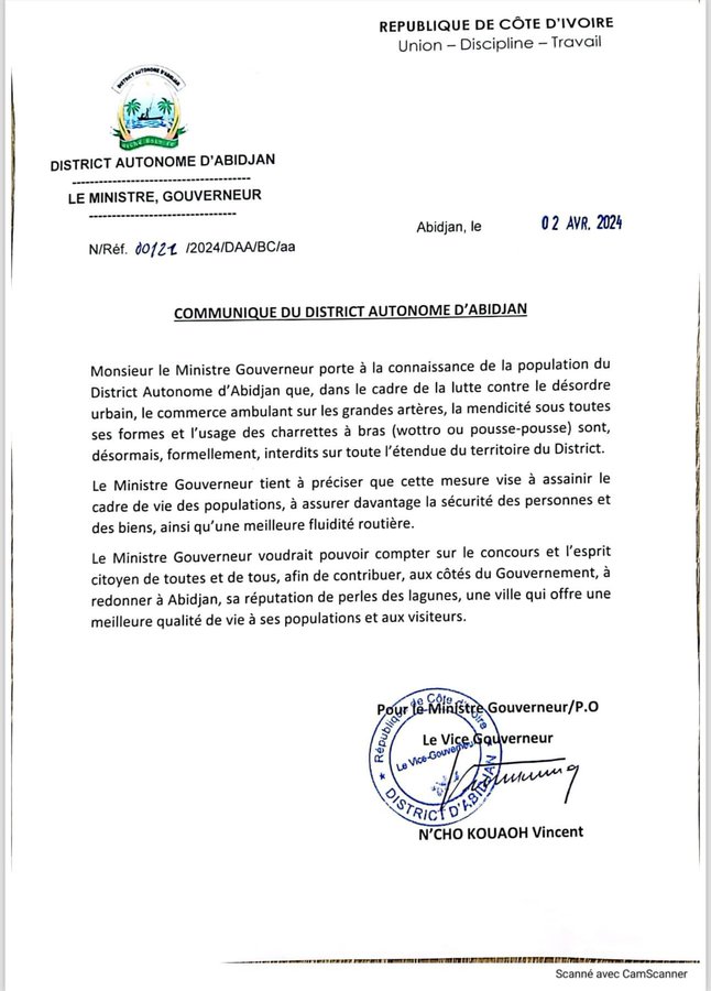 Deuxième Image de Société. Le chef du District Autonome d'Abidjan, Ibrahim Cissé Bacongo, a récemment pris une décision forte visant à réguler l'espace urbain de la capitale économique ivoirienne. Cette décision, annoncée officiellement ce mardi 2 avril 2024, interdit formellement trois pratiques courantes dans les rues d'Abidjan : le commerce ambulant sur les grandes artères, la mendicité sous toutes ses formes, ainsi que l'utilisation des charrettes à bras, communément appelées "wottro" ou "pousse-pousse". Un Objectif de Lutte Contre le Désordre Urbain Cette mesure drastique s'inscrit dans le cadre d'une vaste campagne de lutte contre le désordre urbain et vise à assainir l'environnement de vie des habitants tout en garantissant leur sécurité et la fluidité du trafic routier. Abidjan, comme de nombreuses grandes métropoles africaines, est confrontée depuis plusieurs années à des défis majeurs liés à la gestion de son espace urbain. La prolifération de commerces informels et le phénomène de mendicité ont contribué à créer une atmosphère de désordre et d'insécurité dans certaines parties de la ville. Ces défis représentent des obstacles majeurs au développement durable et à l'attractivité d'Abidjan en tant que destination urbaine de premier plan en Afrique de l'Ouest. La décision de Cissé Bacongo s'inscrit dans une vision plus large de développement durable et de valorisation de l'esthétique urbaine. En interdisant le commerce ambulant et la mendicité, les autorités espèrent encourager l'émergence de structures commerciales formelles et réglementées, offrant ainsi de meilleures conditions de travail aux commerçants tout en préservant le caractère esthétique de la ville. Des Réactions Contrastées Si cette décision est saluée par certains comme un pas important vers un environnement urbain plus ordonné et sécurisé, elle suscite également des réactions mitigées. Certains expriment des inquiétudes quant aux conséquences socio-économiques pour les populations les plus vulnérables, notamment les vendeurs ambulants et les personnes dépendantes de la mendicité pour leur subsistance. Alors que les autorités cherchent à instaurer un environnement urbain plus ordonné et sécurisé, une question importante se pose : comment concilier la nécessité de maintenir l'ordre et la propreté dans l'espace public avec le besoin d'inclusion sociale et de protection des populations les plus vulnérables ?