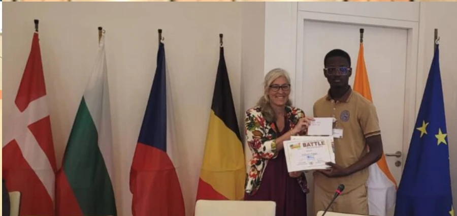 Image de Culture. Mercredi 20 mars 2024, la Délégation de l'Union européenne en Côte d'Ivoire a eu l'honneur de reconnaître et de récompenser les talents émergents du domaine artistique lors du festival Cocobulles 2023. Organisé du 17 au 19 novembre 2023, cet événement a été le théâtre de l'expression de jeunes talents ivoiriens dans les domaines du dessin de presse et de la bande dessinée. Dro Sadia : Lauréat d'Exception La figure marquante de cette édition est incontestablement Dro Sadia, qui s'est distingué en remportant les prix prestigieux de la mairie de Treichville dans les catégories de la bande dessinée et du dessin de presse. Sous le thème "L'intelligence artificielle entre réalité et fake news", les œuvres de Dro Sadia ont su captiver l'attention du jury et du public, lui conférant ainsi le statut de super lauréat. La cérémonie de remise des prix, en présence de Sébastien Kolliabo, 4e adjoint au maire de Treichville, et de Francesca Di Mauro, ambassadrice de l’UE en Côte d’Ivoire, a été l'occasion de saluer son talent exceptionnel. Le concours scolaire supérieur, axé sur "l'influence des fake news sur le comportement environnemental", a également permis de mettre en lumière trois étudiants méritants : Diarrassouba Mohamed (1er), Bamogo Issa (2e) et Ano Etienne Olsen Junior (3e). Le prix spécial "la battle", destiné aux élèves des lycées et collèges publics et privés, a été remporté par Kouakou Kpongbo Kouamé, démontrant ainsi la diversité et la richesse du vivier artistique ivoirien. Engagement de l'UE pour la Valorisation du Dessin de Presse Francesca Di Mauro, représentante de l'UE, a exprimé son soutien à cette initiative et a souligné l'engagement de l'Union européenne à promouvoir le métier de dessinateur de presse ainsi que celui de la presse en général. Elle a mis en avant l'importance de renforcer les capacités des jeunes afin de développer leur esprit critique et de les sensibiliser à la lutte contre la désinformation sur les réseaux sociaux, un enjeu majeur dans le contexte actuel. Lassana Zohoré, promoteur du festival, a exprimé sa gratitude envers les partenaires et a rappelé l'objectif essentiel du festival, à savoir promouvoir et sauver le métier de dessinateur de presse. Il a souligné l'importance de renouer avec la tradition des dessinateurs présents dans chaque organe de presse, dans le but de préserver la liberté d'expression et la démocratie. Soutien des Autorités Locales Sébastien Kolliabo, 4e adjoint au maire de Treichville, a également félicité les lauréats et les organisateurs du festival, réaffirmant l'engagement de la mairie de Treichville à soutenir de telles initiatives artistiques et culturelles. Le maire François Albert Amic a confirmé la disponibilité de la municipalité à accompagner le développement de la scène artistique locale. Alors que les lauréats sont célébrés et que l'engagement en faveur du dessin de presse est réaffirmé, une question demeure : quelles mesures supplémentaires peuvent être prises pour encourager et promouvoir davantage le dessin de presse en Côte d'Ivoire ?