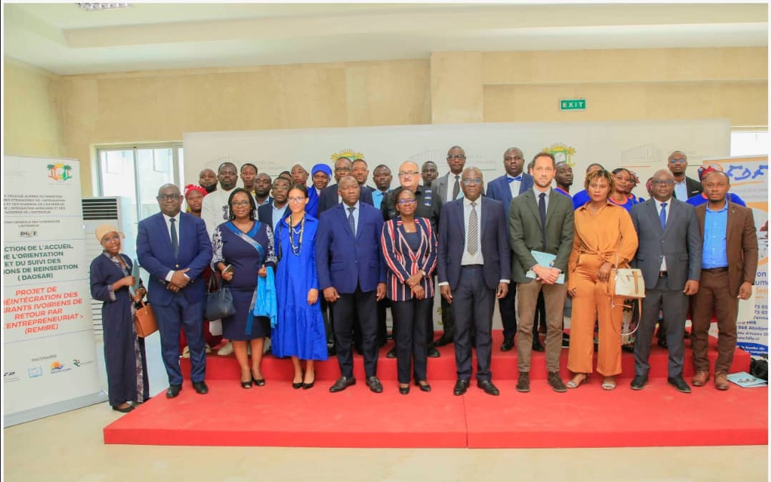 Image de Société. Dans un élan vers la réintégration professionnelle des migrants ivoiriens de retour, le directeur de cabinet du ministère délégué auprès du ministère des Affaires Étrangères, de l’Intégration africaine et des Ivoiriens de l’extérieur, Goli Kouamé Louis-Philippe, a inauguré le Projet Réintégration des migrants ivoiriens de retour par l’entrepreneuriat (REMIRE). Cette initiative, lancée le jeudi 04 avril 2024, se présente comme un catalyseur pour insérer ces jeunes dans l'économie locale tout en décourageant l'immigration irrégulière. Un projet ambitieux pour la réinsertion Sous l'égide de la direction générale de la diaspora (DGD), à travers sa direction d’accueil, de l’orientation et du suivi des actions de réinsertion (DAOSAR), le projet REMIRE vise à offrir une réintégration durable aux jeunes migrants revenant dans leur pays d'origine, qu'ils se trouvent en situation de précarité ou non. Son objectif ultime est de les inciter à contribuer au développement local en favorisant l'entreprenariat et en décourageant les pratiques d'immigration irrégulière. Goli Kouamé Louis-Philippe a souligné que le projet a permis la formation de 200 migrants sur divers aspects liés à l'entrepreneuriat. Des domaines cruciaux tels que le montage d’un business plan, la gestion d’entreprise, la comptabilité simplifiée, ou encore les techniques de vente ont été abordés. Cette formation exhaustive vise à doter ces migrants des compétences nécessaires pour réussir dans le monde des affaires et ainsi favoriser leur insertion professionnelle. Le financement de cette initiative novatrice provient en grande partie du Fonds de développement de la formation professionnelle (FDFP) à hauteur de 43,2 millions FCFA. Dirigée par le Bureau international du travail (BIT), en collaboration avec le Cabinet Sham’s, cette formation reflète un engagement conjoint pour soutenir la réintégration des migrants. Gaoussou Karamoko, directeur général de la Diaspora, a appelé à une appropriation active du programme par ses bénéficiaires, tout en sollicitant le soutien continu des partenaires techniques et financiers pour élargir son impact. Un premier pas vers un avenir prometteur Ce lancement marque le début d'une série d'initiatives visant à favoriser la réintégration des migrants ivoiriens de retour dans leur pays. Gaoussou Karamoko, optimiste quant à l'avenir du programme, envisage déjà d'étendre ses horizons. « C’est un lancement test qui va donner suite à d’autres programmes en s’inspirant de ce qui a été fait aujourd’hui. C’est une entame de marche qui va se faire avec beaucoup de pas », a-t-il affirmé. Depuis 2017, le gouvernement ivoirien, en partenariat avec l’Organisation internationale pour la migration (OIM), a facilité le retour de plus de 13 000 migrants ivoiriens, grâce à l’initiative du Fonds fiduciaire de l’Union Européenne. Cette démarche illustre un effort continu pour sensibiliser sur les dangers de l'immigration irrégulière tout en offrant des opportunités tangibles de réintégration professionnelle. Le projet REMIRE ouvre la voie à une réintégration professionnelle durable pour les migrants ivoiriens de retour. En investissant dans la formation et l'entreprenariat, il offre non seulement des opportunités économiques, mais également une perspective d'avenir solide pour ces jeunes. Alors que ce projet se déploie, une question demeure : quelle sera la prochaine étape pour assurer une réintégration complète et durable de ces migrants dans la société ivoirienne ?