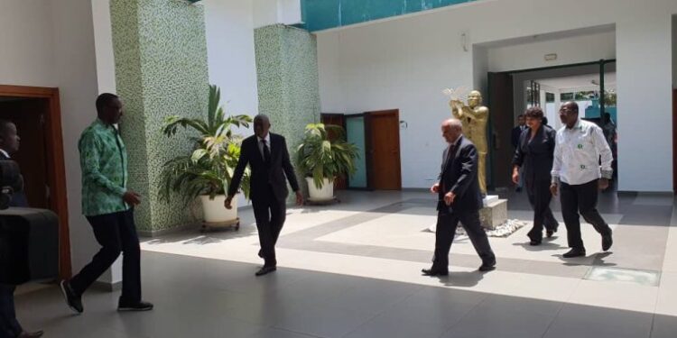 Image de Politique. Le président du Parti Démocratique de Côte d'Ivoire - Rassemblement Démocratique Africain (PDCI-RDA), Tidjane Thiam, a récemment reçu une visite diplomatique de haut niveau. En effet, l'ambassadeur extraordinaire et plénipotentiaire de France en Côte d'Ivoire, Jean-Christophe Belliard, s'est rendu au cabinet de Thiam pour une réunion dont les détails n'ont pas encore été dévoilés. Une Rencontre de Courtoisie La rencontre entre Tidjane Thiam et Jean-Christophe Belliard s'est déroulée à Abidjan, la capitale économique ivoirienne. Bien que les sujets abordés lors de cette rencontre n'aient pas été rendus publics, il est largement présumé que l'actualité sociopolitique ait été au cœur des échanges. Cette visite s'inscrit dans le cadre des relations diplomatiques étroites entre la France et la Côte d'Ivoire, deux pays qui entretiennent des liens historiques forts. Tidjane Thiam, successeur d'Henri Konan Bédié à la tête du plus grand parti d'opposition en Côte d'Ivoire, ne cache pas ses ambitions présidentielles. Sa récente élection à la présidence du PDCI-RDA a été saluée tant au niveau national qu'international. Avant la visite de l'ambassadeur français, Thiam avait déjà eu l'honneur de recevoir la visite de l'ambassadrice des États-Unis près de la Côte d'Ivoire. Cette dernière avait chaleureusement félicité le nouveau leader du PDCI pour sa brillante accession à la tête du parti. Vers une Bataille Électorale Cruciale À l'aube des élections présidentielles de 2025, Tidjane Thiam se positionne comme un acteur majeur de la scène politique ivoirienne. Son engagement pour la bataille électorale à venir est indéniable, et sa rencontre avec l'ambassadeur français témoigne de l'importance des relations internationales dans le paysage politique ivoirien. Alors que la Côte d'Ivoire se prépare à une transition politique cruciale, chaque rencontre diplomatique revêt une signification particulière et peut influencer le cours des événements à venir. Dans quelle mesure les relations diplomatiques avec des pays étrangers peuvent-elles influencer les perspectives politiques et électorales en Côte d'Ivoire ?