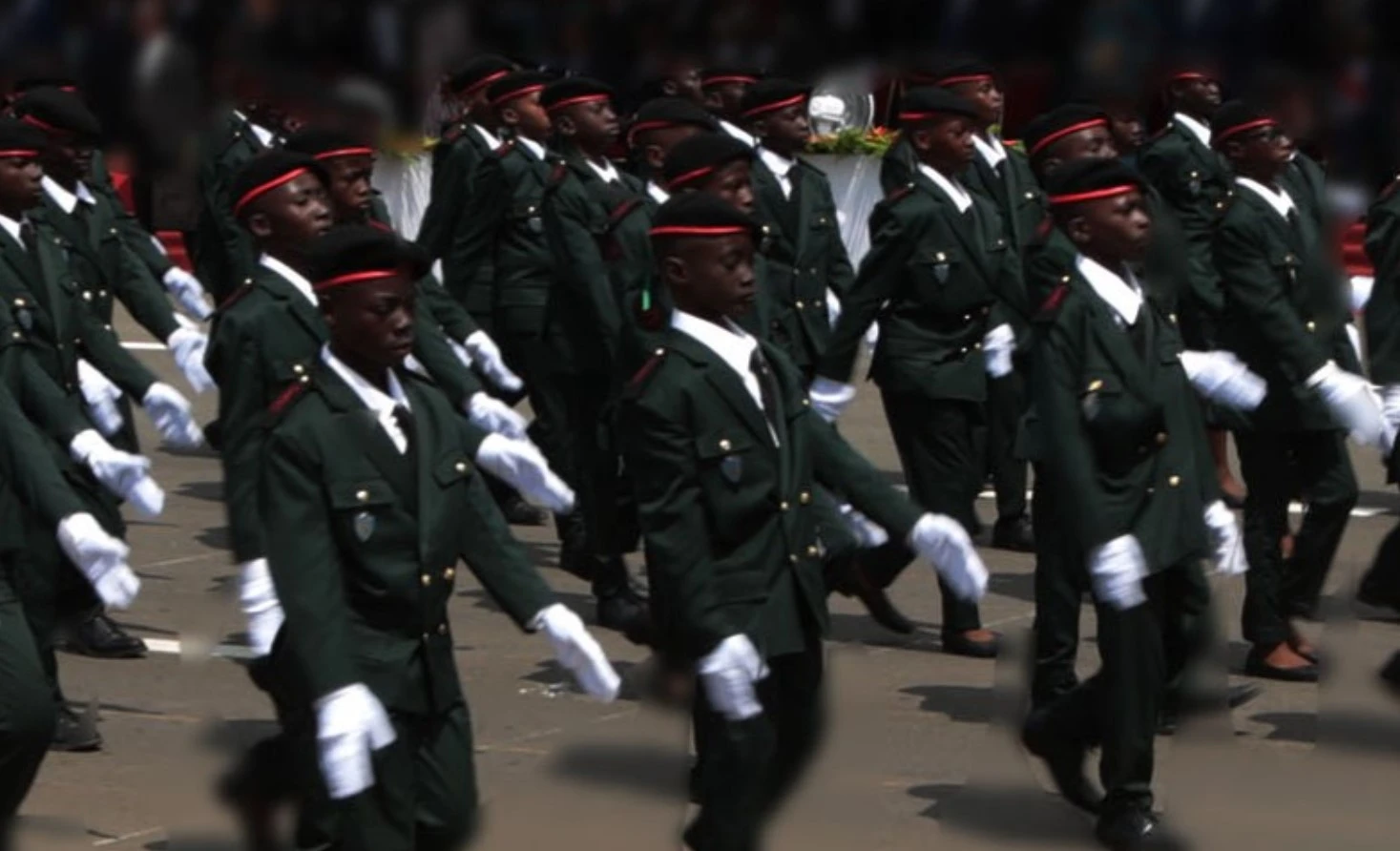 Image de Carrière. Le Ministre d'État, Ministre de la Défense, a annoncé l'ouverture des inscriptions au Concours d'entrée à l'École Militaire Préparatoire Technique (EMPT) de Bingerville pour l'année 2024. Cette annonce marque le début d'un processus rigoureux de sélection visant à recruter les élèves les plus aptes à bénéficier d'une formation de qualité. Découvrons ensemble les détails de ce concours et les étapes à suivre pour y participer. Objectif et Organisation du Concours L'objectif principal du Concours d'entrée à l'EMPT est de sélectionner les candidats les plus prometteurs pour bénéficier d'une formation intellectuelle, physique et morale dans un environnement militaire. Organisé par l'Etat-Major Général des Armées, ce concours comporte des épreuves écrites d'admissibilité portant sur des matières essentielles telles que les mathématiques, l'étude de texte, la dictée et l'éveil. Ces épreuves, notées sur 20, sont d'une durée d'une heure chacune. Les conditions pour participer au concours sont strictes mais claires. Les candidats doivent être de nationalité ivoirienne, avoir moins de 12 ans au 31 décembre 2024, être en classe de CM2 pour l'année scolaire 2023-2024, et être jugés physiquement et médicalement aptes. Cette sélection rigoureuse garantit que seuls les élèves les plus motivés et les mieux préparés sont admis. La constitution d'un dossier complet est une étape cruciale du processus de candidature. Les candidats doivent fournir un certificat de nationalité, des extraits d’acte de naissance, un certificat de scolarité comportant le résultat du premier trimestre de la classe de CM2, des photos d’identité couleur, ainsi qu'une chemise cartonnée à rabats de couleur jaune, entre autres documents. Un soin particulier doit être apporté à la préparation de ce dossier pour assurer sa complétude et son authenticité. Modalités d'Inscription Les inscriptions se déroulent en deux phases distinctes : Phase 1 : Préinscription en ligne La première étape du processus d'inscription consiste en une préinscription en ligne sur le site officiel du concours. Les candidats doivent remplir un formulaire de préinscription avec précision et exactitude, en fournissant toutes les informations requises telles que leurs coordonnées personnelles et leurs informations scolaires. Une fois le formulaire rempli, les candidats doivent valider leur préinscription et imprimer leur fiche de préinscription contenant la convocation au concours. Phase 2 : Dépôt des Dossiers La deuxième phase implique le dépôt des dossiers sur rendez-vous au bureau concours de l'Etat-Major Général des Armées. La date de dépôt sera communiquée ultérieurement par SMS, et il est essentiel de respecter scrupuleusement les instructions fournies pour garantir que le dossier soit complet et conforme aux exigences. Le Concours d’entrée à l’EMPT offre une opportunité exceptionnelle aux jeunes élèves ivoiriens de développer leur potentiel académique et personnel dans un environnement militaire structuré. Les inscriptions sont désormais ouvertes, et les candidats intéressés sont invités à suivre attentivement les étapes d'inscription pour tenter leur chance d'intégrer cette prestigieuse institution. Cette année, quelle sera la sélection des futurs élèves de l'EMPT ? Quels sont les défis auxquels ils seront confrontés ?