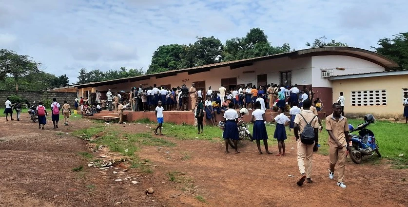 Image de Études/Devoirs. La région du Lôh-Djiboua, située au centre-ouest de la Côte d'Ivoire, est secouée par un scandale de tricherie massive lors des examens blancs du BEPC et du BAC. La Direction régionale de l'Éducation nationale et de l'Alphabétisation (DRENA) a pris la décision radicale d'annuler les résultats de ces examens suite à la découverte d'une fraude généralisée dans trois départements : Divo, Lakota et Guitry. Cette affaire, qualifiée de « sabotage » par le directeur régional Inza Traoré, a affecté des milliers d'élèves de la région, suscitant l'ouverture d'une enquête par l'inspection générale du ministère de l'Éducation nationale. Une Fraude Dévoilée L'organisation des examens blancs du BEPC et du BAC, planifiée du 20 au 27 mars 2024, a été entachée par la diffusion massive des sujets sur les réseaux sociaux. Les épreuves d'Histoire-Géographie, d'Anglais, de Sciences de la Vie et de la Terre (SVT) ainsi que de Mathématiques ont été particulièrement touchées par cette fuite. Les autorités éducatives ont rapidement pris conscience de l'ampleur du problème lorsque des élèves ont été surpris en train de copier les réponses directement depuis leurs smartphones pendant les examens. Face à cette situation inacceptable, le directeur régional de l'éducation a décidé d'annuler purement et simplement les résultats des examens blancs. Cette mesure radicale vise à préserver l'intégrité du système éducatif et à garantir l'égalité des chances pour tous les élèves. Cependant, cette annulation impacte directement 5 697 candidats au BEPC et 2 546 candidats au BAC, soit un total de 8 243 élèves, qui devront maintenant attendre de nouvelles directives. Lancement d'une Enquête Pour faire toute la lumière sur cette affaire de fraude, l'inspection générale du ministère de l'Éducation nationale a pris les choses en main. Une enquête approfondie est en cours pour identifier les coupables de cette tricherie massive. En parallèle, des mesures seront prises pour renforcer la sécurité des examens à l'avenir et empêcher toute tentative de fraude similaire. Alors que les élèves et leurs familles attendent avec impatience la résolution de cette crise, l'inspection générale prévoit de communiquer prochainement les nouvelles dates pour la reprise des examens blancs. Cette situation met en lumière les défis auxquels est confronté le système éducatif ivoirien en matière de sécurité des examens et soulève des questions sur les mesures préventives à mettre en place pour éviter de futures tricheries. En attendant, les autorités éducatives exhortent les élèves à rester concentrés sur leurs études et à ne pas se laisser distraire par les incidents de fraude.