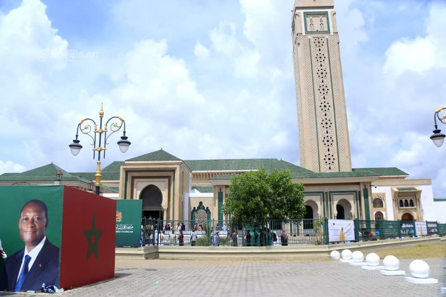 Image de L'islam pour les musulmans. Ce vendredi 05 Avril 2024 restera gravé dans les annales d'Abidjan alors que la Mosquée Mohammed VI, un édifice majestueux et emblématique, a été inaugurée à Treichville quartier Biafra. Cet événement historique a été honoré par la présence de plusieurs dignitaires marocains et ivoiriens, marquant ainsi une étape significative dans les relations entre ces deux nations. Un édifice impressionnant, fruit d'une coopération exemplaire L'ampleur de la Mosquée Mohammed VI éblouit par sa superficie de 25.000 m2, comprenant une salle de prière pouvant accueillir jusqu'à 7000 fidèles, ainsi que diverses installations telles qu'une salle de conférence, une bibliothèque, un complexe commercial, des espaces verts, un pavillon administratif et même un logement pour l'Imam, accompagné d'un parking. Réalisés par des artisans marocains, les travaux ont été menés selon les normes architecturales marocaines, offrant ainsi un équilibre entre modernité et tradition. Les initiateurs de ce projet soulignent que la Mosquée Mohammed VI témoigne de l'excellence des relations entre le Maroc et la Côte d'Ivoire. Drissa Koné, conseiller spécial chargé des affaires islamiques, représentant le Président Alassane Ouattara, exprime avec éloquence : "Ce joyau architectural traduit les liens séculaires et multidimensionnels entre nos deux nations, c'est une manifestation tangible de notre amitié et fraternité." Il est à noter que cette coopération fructueuse entre les deux pays ne se limite pas à des projets religieux, mais englobe également d'importantes infrastructures et initiatives sociales, unissant ainsi les deux peuples dans un partenariat durable. Promouvoir la tolérance et l'ouverture La Mosquée Mohammed VI d'Abidjan, conforme aux Hautes instructions de sa Majesté le Roi Mohammed VI, Amir Al Mouminine, incarne un haut lieu pour la promotion des valeurs de tolérance et d'ouverture, fondamentales dans la religion musulmane. Mohamed Rifki, Secrétaire général de la Fondation Mohammed VI des Ouléma Africains, souligne avec conviction : "Cette mosquée est un symbole de l'affection du Royaume du Maroc envers la Côte d'Ivoire. Elle promeut la tolérance comme principe fondamental de l'Islam, reconnaissant la dignité et l'égalité de tous les êtres humains." Il insiste sur le fait que la tolérance émane de la reconnaissance de la dignité humaine, soulignant les valeurs communes partagées par toutes les cultures et civilisations, puisant aux mêmes sources divines. Cette reconnaissance mutuelle favorise l'acceptation des différences et encourage le dialogue interculturel, essentiel pour la paix et la stabilité dans notre monde en évolution constante. Quelle est la portée de cette mosquée en termes de promotion du dialogue interreligieux et de la cohésion sociale ? Comment pouvons-nous mieux intégrer ces valeurs de tolérance et d'ouverture dans nos sociétés contemporaines ?