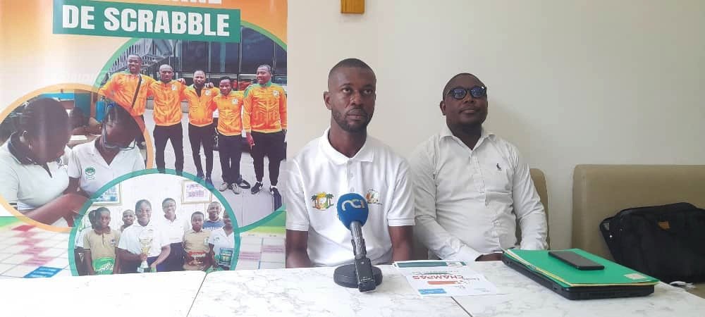 Image de Sport. Du 24 avril au 3 mai 2024, Bouaké, ville située au cœur de la Côte d'Ivoire, sera le théâtre des 8èmes Championnats d'Afrique de Scrabble (CHAMPAS). Un événement d'envergure continentale qui réunira dix-sept pays francophones, chacun représenté par une délégation composée d'environ 15 membres, incluant officiels et athlètes. Parmi ces nations participantes figurent l'Algérie, le Burkina Faso, le Cameroun, la Centrafrique, le Mali, le Maroc, le Sénégal, le Togo, la Tunisie, l'île Maurice, le Gabon et bien sûr, la Côte d'Ivoire. Des installations de qualité pour une compétition de haut niveau La nouvelle a été annoncée lors d'une conférence de presse tenue le vendredi 5 avril 2024 à Cocody. Michel Arnaud Tétialy, Président de la Fédération ivoirienne de Scrabble (FIS), accompagné de son Secrétaire général, Diabagaté Mahama, a présenté les détails de cet événement majeur qui se déroulera dans l'une des salles du stade de la Paix de Bouaké. Les organisateurs ont exprimé leur gratitude envers les autorités ivoiriennes pour avoir mis à disposition les infrastructures nécessaires à la tenue de cet événement. Les salles du stade de la Paix de Bouaké, équipées de toute la technicité requise pour la pratique du Scrabble, ainsi que la cité CAN, construite à l'occasion de la Coupe d'Afrique des Nations (CAN), accueilleront les différentes délégations. Cette initiative témoigne de l'engagement des autorités à soutenir non seulement les sports populaires, mais aussi ceux considérés comme "mineurs". Michel Arnaud Tétialy a souligné : "C'est un honneur pour nous d'accueillir cet événement d'une telle envergure pour la deuxième fois après 2019. Nous sommes déterminés à réussir aussi bien sur le plan de l'organisation que sur celui de la compétition." Un défi à relever pour les champions ivoiriens Pour la Côte d'Ivoire, l'enjeu est double : assurer le bon déroulement de l'événement et se positionner comme prétendant au titre. Les conférenciers ont souligné la volonté des Eléphants scrabbleurs, champions du monde en titre, de remporter la compétition et de détrôner le Cameroun, tenant du titre. Avec des joueurs de renom tels qu'Alabi Habib, Sanogo Mamadou, et Poka Elysée, l'équipe ivoirienne est confiante dans ses chances de succès. Michel Arnaud Tétialy a lancé un appel vibrant aux populations ivoiriennes, en particulier à celles de Bouaké, les invitant à venir soutenir massivement les champions venus de divers horizons. Il a déclaré : "Le CHAMPAS arrive sur notre sol, c'est un événement à ne pas manquer. Venez nombreux encourager nos athlètes, en particulier les Eléphants scrabbleurs, qui évolueront dans ce stade mythique." Outre la participation des délégations africaines, cet événement sera également marqué par la présence de personnalités internationales de renom. Patrice Jeanneret, Président de la Fédération Internationale de Scrabble Francophone (FISF), ainsi que Fadi El Banni, Président de la Confédération Africaine de Scrabble Francophone (CASF), seront présents pour assister à cette compétition prestigieuse. Quelles seront les stratégies mises en place par les pays participants pour décrocher la victoire ? Comment le Scrabble peut-il contribuer au renforcement des liens entre les pays francophones africains ?