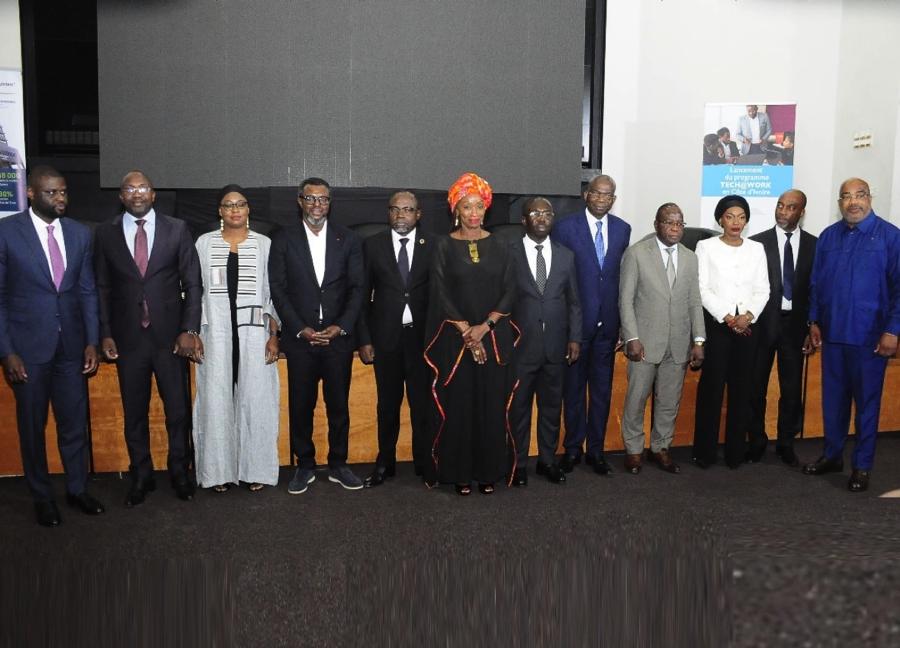 Image de Carrière. Le projet Tech@work, fruit d'une collaboration entre Microsoft, l'Organisation Internationale des Employeurs (OIE) et le centre de formation Synapse, a été officiellement lancé le jeudi 4 avril 2024 à la Maison de l’entreprise à Abidjan Plateau. S'inscrivant dans le prolongement des initiatives menées en République Démocratique du Congo, au Lesotho, au Sénégal et en Ouganda, ce projet ambitieux vise à combler le déficit de compétences en offrant des formations pratiques spécifiquement conçues pour la jeunesse africaine. Un Engagement National pour l'Empowerment des Jeunes Dirigé au niveau national par la Confédération Générale des Entreprises de Côte-D’Ivoire (CGECI) et le centre de formation Synapse, le projet Tech@work s'inscrit dans une démarche proactive visant à doter les jeunes africains des compétences nécessaires pour réussir dans l'économie numérique mondiale. Prévu pour être déployé sur la période 2022-2025, ce projet vise à former 20 000 jeunes africains âgés de 16 à 35 ans, en leur fournissant des compétences pratiques essentielles pour améliorer leur employabilité et encourager l'entrepreneuriat. En Côte d'Ivoire, le recrutement d'une cohorte de 5000 jeunes a été lancé dans le cadre de la phase initiale du projet, et à ce jour, plus de 1500 candidatures ont déjà été enregistrées. Le directeur général d'Orange Côte d'Ivoire, Bamba Mamadou, également vice-président de la CGECI, a souligné l'importance de ce projet pour relever l'un des défis majeurs auxquels le pays est confronté : celui de doter l'économie de compétences numériques et entrepreneuriales. Il a mis en avant le potentiel de ce projet à offrir des opportunités aux jeunes, notamment ceux issus de milieux défavorisés, en leur donnant accès aux compétences numériques, aux marchés et aux financements nécessaires pour développer leurs propres entreprises. Un Objectif Ambitieux : L'Inclusion Numérique pour Tous Sylvie Lafarge, Directrice Afrique et Moyen Orient de Microsoft, a souligné l'objectif central du projet Tech@work : offrir à tous, sans exception, les compétences nécessaires pour réussir dans l'économie numérique en constante évolution. Elle a mis en lumière le potentiel de l'Afrique, avec sa population jeune, à saisir les opportunités offertes par la rapide transformation des emplois liée à la révolution numérique. Le représentant du ministre de la Promotion de la Jeunesse, de l'Insertion Professionnelle et du Service Civique, Anderson Konan Assui, a salué la mise en œuvre de ce projet, soulignant son alignement avec la vision gouvernementale. Il a rappelé que l'employabilité et le développement des compétences des jeunes sont des priorités absolues dans le cadre des programmes gouvernementaux visant à offrir des opportunités à la jeunesse ivoirienne. Il a également encouragé les jeunes à saisir cette opportunité et à participer activement à ce programme de renforcement des compétences numériques. Quelles sont les perspectives pour l'avenir de l'économie numérique en Côte d'Ivoire ? Comment pouvons-nous garantir une inclusion numérique véritablement équitable pour tous les jeunes, quel que soit leur milieu socio-économique ?