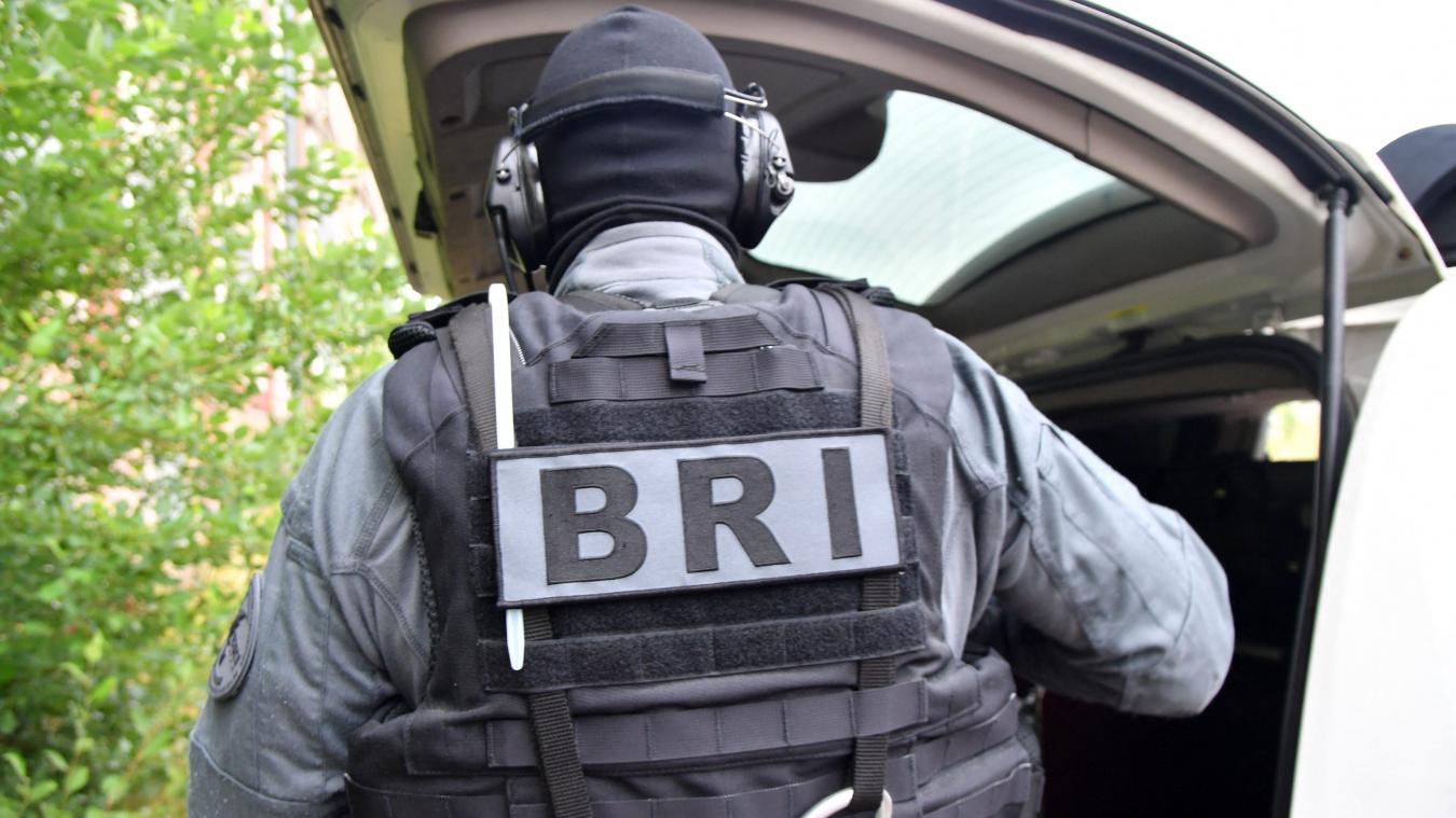 Image de Faits Divers. La Côte d'Ivoire est secouée par une série d'arrestations majeures alors que la Brigade de Recherche et d'Intervention (BRI-Man) met fin aux agissements d'un braqueur notoire. Le suspect en question est accusé d'avoir commis un vol armé d'une somme impressionnante de 21 millions de francs CFA dans la ville de Guiglo. Cependant, son stratagème ingénieux n'a pas suffi à échapper à la vigilance des forces de l'ordre, menant ainsi à son arrestation et à son placement sous garde policière. Une Arrestation Cruciale L'opération qui a mené à l'arrestation de ce braqueur redoutable a été menée avec succès par la BRI-Man. Agissant sur des renseignements précis et dans le cadre d'une enquête approfondie, les forces de sécurité ont mis fin aux activités criminelles de ce délinquant. L'arrestation a eu lieu le samedi 30 mars dernier, marquant ainsi une étape importante dans la lutte contre la criminalité en Côte d'Ivoire. Après son appréhension, le braqueur a non seulement reconnu les accusations portées contre lui, mais il a également fourni des informations cruciales sur les membres de son gang, facilitant ainsi les enquêtes ultérieures. Cette collaboration a conduit à l'arrestation d'un autre complice à Daloa le mercredi 3 avril 2024, élargissant ainsi le réseau criminel démantelé par les autorités. Saisie de Preuves et de Biens Lors de la perquisition menée après l'arrestation, les forces de l'ordre ont saisi une somme de 1.100.000 francs en espèces, ainsi que plusieurs éléments matériels cruciaux pour l'affaire. Parmi les biens confisqués figuraient un pistolet revolver, ainsi que deux véhicules de marque Kia et Toyota. Cette saisie impressionnante démontre l'ampleur des activités criminelles du gang et l'efficacité des opérations de la BRI-Man pour les neutraliser. Cette récente victoire de la BRI-Man constitue un signal fort pour la sécurité publique en Côte d'Ivoire. Elle témoigne de l'engagement des autorités armées à protéger les citoyens et leurs biens contre les menaces criminelles. En mettant fin aux activités de ce gang et en procédant à des arrestations significatives, les forces de sécurité envoient un message clair selon lequel le crime ne sera pas toléré, et que ceux qui enfreignent la loi seront tenus responsables. Quelles mesures supplémentaires les autorités envisagent-elles pour renforcer la sécurité publique et lutter contre la criminalité en Côte d'Ivoire ?