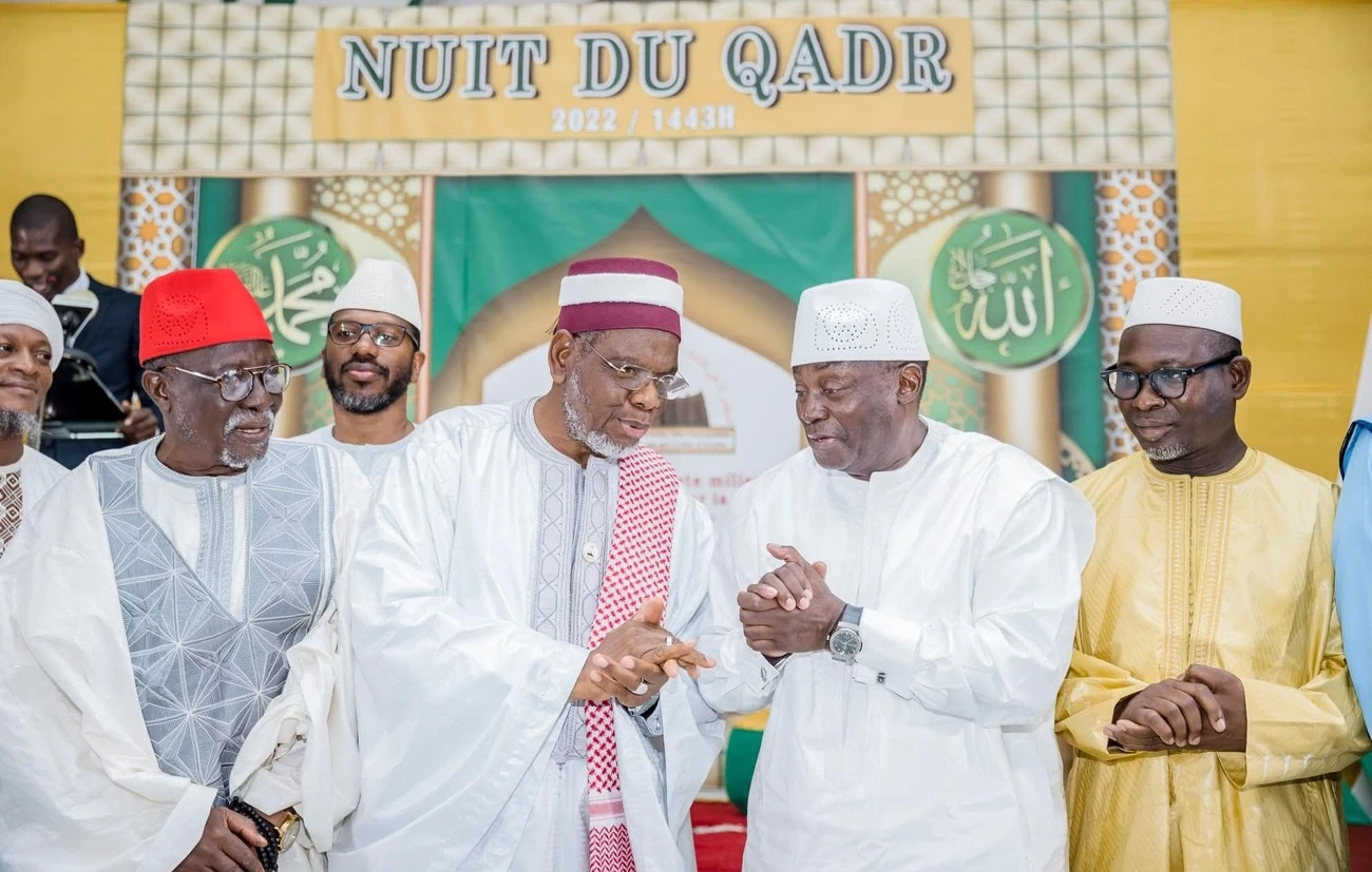 Image de L'islam pour les musulmans. La Grande Mosquée de la Riviera Golf a vibré au rythme de la célébration de la 27e nuit du Ramadan 2024, marquant ainsi un moment solennel et spirituel pour la communauté musulmane ivoirienne. Sous le regard bienveillant de plusieurs hautes autorités et guides religieux, cette soirée était empreinte de prières, de réflexion et de communion. La Présence Symbolique de Tiémoko Meyliet en l'Honneur de la Nuit des Décrets Représentant le Président de la République, El Hadj Alassane Ouattara, Tiémoko Meyliet a honoré de sa présence cette cérémonie emblématique de la Nuit des Décrets. Organisée par le Conseil Supérieur des Imams des Mosquées (COSIM), cette célébration revêtait une importance particulière, placée sous le thème inspirant : « la foi et l’unité, clés du succès d’une Nation ». Une conférence inaugurale, animée par l'Imam Said Konaté de Yopougon, a ouvert les festivités en mettant en lumière les valeurs fondamentales de la foi et de l'unité dans la construction d'une société prospère et harmonieuse. « Cette nuit sera un moment particulier pour nous de demander la paix et la santé pour la Côte d’Ivoire. La foi est un élément essentiel dans la vie de tout croyant. Elle donne une puissance inestimable à tout projet et incarne la résilience. La foi est droiture, sécurité et succès. L’unité est le second élément qui catalyse les bases d’une société durable. Le Coran nous en parle avec estime et grandeur », a souligné l'Imam Konaté. Foi, Unité et Dévotion : Les Piliers de la Nuit du Destin Dans une atmosphère empreinte de solennité et de recueillement, l'Imam Said Konaté a rappelé l'importance de l'unité et de la foi dans la réalisation des aspirations collectives. « Une Nation qui a comme repose pied la foi et l’unité, peut défier toutes les épreuves du temps et triompher des vices et de la servitude. En encourageant la réconciliation à travers le dialogue interreligieux, notre pays se met au service de la lumière du ciel. C’est la foi et l’unité réunies qui expliquent les exploits de la Côte d’Ivoire lors de la 34e Coupe d’Afrique des Nations », a-t-il ajouté avec conviction. Le Président du COSIM, El Hadj Al Aima Ousmane Diakité, a également partagé des mots empreints de sagesse et de conviction : « Cette nuit pèse plus que 83 ans de bonnes œuvres agréées par Dieu. La commémoration de cette nuit de lumière est une preuve de la foi pour les musulmans du monde. L’intérêt de la croyance ferme en Dieu a été mise en exergue pendant la CAN 2023 et la victoire des Eléphants nous a appris à nous raffermir dans la foi ». La conclusion de cette cérémonie soulève des questions profondes quant à l'avenir de la communauté musulmane ivoirienne et de la nation dans son ensemble. À l'heure où les défis sociaux, économiques et politiques persistent, quelles actions concrètes peuvent être entreprises pour renforcer l'unité et la foi au sein de la société ? Comment les principes enseignés lors de cette Nuit du Destin peuvent-ils être mis en pratique pour promouvoir la paix et la prospérité en Côte d'Ivoire et au-delà ?