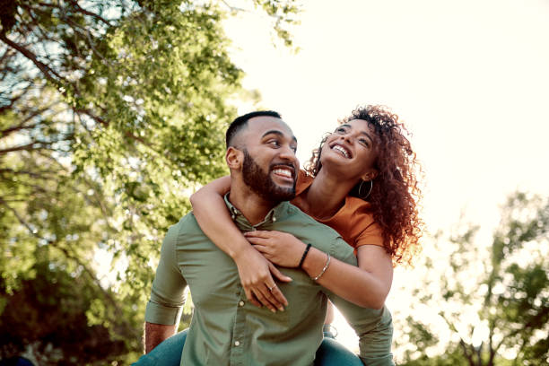 Image de Amour/Couple. La fin d'une relation conjugale peut être une période tumultueuse, surtout lorsque les deux partenaires ne sont pas sur la même longueur d'onde. Dans le cas de notre lectrice, qui a récemment pris la décision difficile de quitter son mari en raison d'une perte de sentiments, les choses semblent être devenues encore plus compliquées. Elle partage son histoire, cherchant conseils et soutien dans cette période de transition. Un Tournant dans une Relation Autrefois Épanouie "Je n'arrive plus à vivre avec lui car je n'ai plus de sentiments mais il ne n’accepte pas," commence-t-elle. Ces mots portent le poids de l'angoisse et de la détresse accumulées au fil du temps. Ce qui fut autrefois une relation florissante semble avoir perdu son éclat, laissant place à des querelles incessantes et à une ambiance tendue. Cette transformation dramatique est souvent le signe d'un éloignement émotionnel qui s'est installé entre les partenaires. La communication est un pilier essentiel de toute relation, mais lorsque les tensions sont élevées, il peut être difficile de s'exprimer calmement et de se comprendre mutuellement. Dans le cas de notre lectrice, la jalousie excessive de son mari semble être une source majeure de conflit. Les sentiments de possessivité et d'insécurité peuvent étouffer la confiance et entraver la capacité à maintenir une connexion émotionnelle saine. Les Contraintes du Mariage et la Quête de Liberté Le mariage, censé être une union basée sur l'amour et le respect mutuel, peut parfois devenir une chaîne qui entrave la liberté individuelle. Pour notre lectrice, le refus de son mari d'accepter la séparation aggrave encore la situation. Malgré son désir légitime de suivre son propre chemin et de retrouver une certaine forme de bonheur, elle se trouve confrontée à des obstacles juridiques et émotionnels qui rendent la situation encore plus difficile. Face à cette impasse, notre lectrice fait appel à nos conseils et à notre expertise. Elle se tourne vers nous, cherchant des réponses à ses questions et des solutions à ses dilemmes. Dans une situation aussi complexe, il est important de reconnaître l'importance du soutien extérieur. Qu'il s'agisse de conseils juridiques pour naviguer dans les méandres du divorce ou de soutien émotionnel pour faire face aux défis de la séparation, personne ne devrait avoir à traverser cette épreuve seul. La décision de quitter un conjoint est une étape courageuse vers la recherche de bonheur et de plénitude personnelle. Bien que le chemin puisse être semé d'embûches et d'incertitudes, il est important de se rappeler que chaque pas nous rapproche un peu plus de la liberté et de la paix intérieure. À notre lectrice, nous offrons nos conseils les plus sincères et notre soutien inconditionnel dans cette période de transition. Que son voyage vers l'autonomie et la réalisation personnelle soit empreint de courage, de force et de résilience.