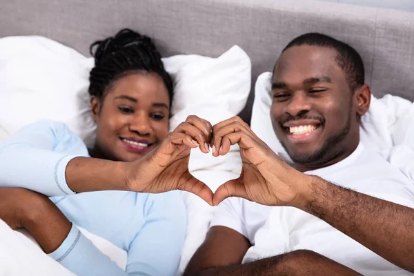 Image de Amour/Couple. Le chemin de l'amour peut parfois sembler sinueux et plein d'embûches. Pour notre lecteur, un homme de 38 ans toujours célibataire, cette route a été marquée par des relations qui se sont souvent soldées par des échecs. Dans son questionnement introspectif, il se demande s'il est possible de trouver le bonheur sans être marié, et si le célibat pourrait être une voie viable vers l'épanouissement personnel. Dans cet article, nous explorons ces questions avec empathie et réflexion. Les Défis du Célibat : Un Parcours Semé d'Incertitudes Pour de nombreuses personnes, le célibat peut être une période de croissance personnelle et de découverte de soi. Cependant, cela ne vient pas sans son lot de défis. Notre lecteur exprime des doutes quant à sa capacité à établir des relations satisfaisantes avec les femmes, ce qui le laisse se demander s'il est destiné à une vie solitaire. Ces interrogations sont légitimes et reflètent les luttes intérieures que beaucoup peuvent ressentir face à la pression sociale et aux attentes culturelles. Le bonheur ne se limite pas nécessairement à une relation conjugale. Il peut être trouvé dans une multitude d'expériences et de relations, y compris dans le célibat. Pour certains, se consacrer entièrement à leur développement personnel, à leurs passions et à leurs intérêts peut être une source de satisfaction et de bonheur profond. Il est important de reconnaître que chacun a sa propre définition du bonheur et que celle-ci peut évoluer au fil du temps. Conseils et Perspectives : Explorer les Options À notre lecteur, nous offrons nos conseils les plus sincères. Il est essentiel de se donner le temps nécessaire pour se connaître et comprendre ses besoins et désirs personnels. Si le célibat apporte du bonheur et de l'épanouissement, alors il peut être une voie valable à suivre. Cependant, il est également important de rester ouvert aux opportunités de connexion et de relation, sans pour autant se sentir obligé de se conformer aux normes sociales ou aux attentes des autres. En fin de compte, la vie est un voyage personnel, et chacun est libre de choisir la voie qui lui convient le mieux. Que notre lecteur décide de poursuivre le célibat ou d'explorer de nouvelles relations, il est important de se souvenir que le bonheur réside avant tout dans l'acceptation de soi et la recherche de l'épanouissement personnel. Que son voyage soit rempli de découverte, de croissance et de joie.