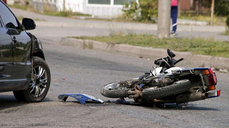 Image de Faits Divers. Dans la région du Gontougo en Côte d'Ivoire, le département de Transua a tristement fait parler de lui en ce début d'année en enregistrant le taux le plus élevé d'accidents de circulation. Une statistique alarmante qui a été mise en lumière par la directrice régionale des Transports, Sako Flora, lors du lancement de la 15ème édition de la Semaine nationale de sécurité routière à Bondoukou. Les Chiffres Révélateurs Selon les données fournies par Sako Flora, Transua a cumulé 40 accidents de circulation au premier trimestre de l'année, sur un total de 89 pour toute la région du Gontougo. Ce chiffre place Transua en tête, devançant ainsi Bondoukou avec 36 accidents, Tanda avec 8, et Koun-Fao avec 4 incidents seulement. Ces chiffres sont préoccupants, car ils révèlent une situation critique qui nécessite des actions urgentes pour améliorer la sécurité routière dans cette région. Ces accidents n'ont malheureusement pas seulement engendré des dommages matériels, mais ont également causé des pertes humaines. On dénombre ainsi 11 décès, dont 6 à Bondoukou, 1 à Tanda, et 3 à Koun-Fao. Ces pertes tragiques soulignent l'urgence d'intervenir pour prévenir de telles tragédies à l'avenir. Sako Flora a exprimé sa préoccupation face à ces chiffres et a souligné la nécessité d'un engagement continu pour garantir la sécurité des usagers de la route. Face à cette situation alarmante, les autorités ont lancé des campagnes de sensibilisation dès février 2024, dans le but de conscientiser les conducteurs sur l'importance du respect des règles de conduite. Ces campagnes ont touché un total impressionnant de 41 176 conducteurs dans la région du Gontougo. Cependant, malgré ces efforts louables, le défi demeure immense et nécessite une mobilisation constante de toutes les parties prenantes pour changer les comportements sur la route. La Semaine Nationale de Sécurité Routière La Semaine nationale de sécurité routière, initiée par le ministère des Transports, est un événement majeur visant à sensibiliser les usagers de la route sur l'importance du civisme routier et de leur responsabilité face à l'augmentation alarmante des accidents sur les routes ivoiriennes. Depuis février 2023, cette semaine est observée du 3 au 10 de chaque mois, offrant une plateforme essentielle pour éduquer et sensibiliser la population sur les enjeux de sécurité routière. Face à ces chiffres alarmants et à la nécessité d'une action urgente pour améliorer la sécurité routière dans la région du Gontougo, une question persiste : quelles mesures supplémentaires doivent être prises pour inverser cette tendance et garantir la sécurité des usagers de la route à l'avenir ?