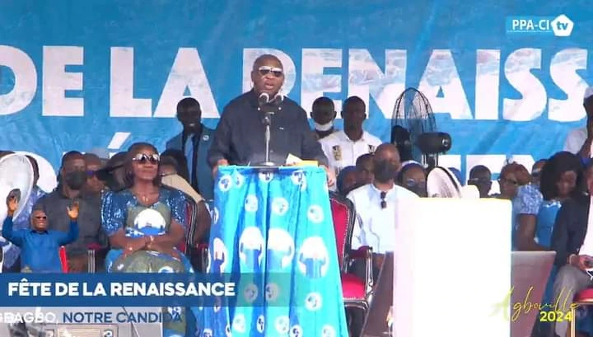 Image de Politique. Dans un discours enflammé lors du meeting de clôture de la fête de la renaissance du Parti des Peuples Africains Côte d'Ivoire (PPA-CI), tenu à la place HKB d'Agboville, l'ancien président Laurent Gbagbo a soulevé des questions brûlantes concernant la composition et le fonctionnement de la Commission Électorale Indépendante (CEI). Sous les regards attentifs de ses partisans et des représentants des partis politiques ainsi que des associations de la société civile, Gbagbo a plaidé pour une réforme en profondeur de cette institution cruciale pour la démocratie ivoirienne. Les origines de la CEI et son évolution Évoquant les racines historiques de la CEI, Gbagbo a retracé son parcours depuis les élections présidentielles de 1995, où le processus électoral était géré par le ministère de l'Intérieur. "Quand j'étais candidat contre Houphouët en 1995, c'était le ministère de l'Intérieur qui organisait les élections", a-t-il rappelé. Cependant, cette situation a suscité des préoccupations quant à l'indépendance et à l'impartialité du processus électoral. "Nous, socialistes d'Afrique, nous sommes réunis, avons réfléchi pour que les choses changent. Il était crucial que les Commissions Électorales soient indépendantes des pouvoirs en place et des influences politiques", a souligné Gbagbo. C'est ainsi qu'en l'an 2000, sous sa présidence, la CEI a vu le jour, dirigée à l'époque par Honoré Guié. Cette initiative visait à instaurer un processus électoral plus transparent et équitable. Cependant, selon Gbagbo, les idéaux qui ont présidé à la création de la CEI se sont peu à peu estompés, laissant place à une institution qui, de son point de vue, est devenue plus politisée que jamais. "Aujourd'hui, ce que nous constatons, c'est que la CEI est pire que les ministères de l'Intérieur. Cette CEI, elle ne fonctionne pas correctement", a déploré l'ancien président. Appel à l'action et à la réforme Face à cette réalité, Laurent Gbagbo a appelé à une action immédiate pour réformer en profondeur la CEI. Il a salué la présence des partis politiques et des associations de la société civile à ce meeting, soulignant l'importance de leur engagement dans le processus démocratique ivoirien. "Nous devons entreprendre des actions concrètes pour que la réforme de la Commission électorale indépendante soit effective avant les prochaines élections en Côte d'Ivoire", a-t-il affirmé avec détermination. Alors que les appels à la réforme de la CEI se multiplient, la question demeure : quel avenir attend cette institution centrale pour la démocratie ivoirienne ? Dans un contexte politique où les enjeux sont nombreux et les intérêts divergents, la route vers une réforme effective de la CEI s'annonce semée d'embûches. Mais à travers les voix comme celle de Laurent Gbagbo, l'espoir persiste que des changements significatifs puissent être réalisés, ouvrant ainsi la voie à des élections véritablement libres et équitables en Côte d'Ivoire.