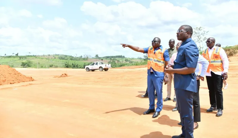 Image de Société. La construction de la voie de contournement d'Abidjan, également connue sous le nom de Y4, est un projet d'importance capitale pour l'amélioration de l'infrastructure routière en Côte d'Ivoire. Cependant, malgré les progrès réalisés dans sa construction, des défis subsistent, notamment liés à l'indiscipline des usagers de la route. Le ministre de l’Equipement et de l’Entretien routier, Amédée Koffi Kouakou, a récemment exprimé des préoccupations sérieuses quant à la sécurité sur cette voie en cours de construction, menaçant de la fermer si des accidents continuent de se produire. Des Problèmes d'Indiscipline des Usagers Lors de sa visite sur le chantier le vendredi 5 avril 2024, le ministre Kouakou a souligné que la voie de contournement était confrontée à un nombre croissant d'incidents dus à l'indiscipline des usagers de la route. Les comportements imprudents et irresponsables mettent en danger la sécurité des travailleurs et des autres usagers de la route, compromettant ainsi le progrès du projet. Le ministre a averti que si cette situation persiste, le gouvernement pourrait être contraint de fermer la route jusqu'à la fin des travaux. Face à cette menace imminente de fermeture, le ministre Kouakou a lancé un appel pressant aux usagers de la route, les exhortant à respecter scrupuleusement les règles de circulation et de sécurité. Il a souligné l'importance de ce projet pour la ville d'Abidjan et ses environs, ainsi que les préoccupations environnementales qui y sont associées. Il a également rappelé que la route, bien que toujours en construction, est déjà d'une grande utilité pour les habitants de la région. Avertissements Clairs du Gouvernement Le gouvernement a clairement indiqué que des mesures strictes seront prises en cas de non-respect des règles de sécurité sur la voie de contournement. Le Premier Ministre Robert Beugré Mambé a insisté pour que la route reste ouverte après la Coupe d'Afrique des Nations 2023 en raison de son importance pour les habitants, mais il est clair que des comportements irresponsables pourraient changer cette décision. Tout manquement aux règles de sécurité pourrait entraîner la fermeture temporaire de la route, ce qui retarderait considérablement la finalisation du projet. Alors que les travaux de construction de la voie de contournement d'Abidjan progressent, il est crucial que les usagers de la route fassent preuve de responsabilité et de prudence. La sécurité doit être une priorité absolue pour éviter toute interruption dans la réalisation de ce projet essentiel. En fin de compte, la réussite de la voie de contournement dépendra de l'engagement de chacun à respecter les règles de conduite et à assurer la sécurité de tous ceux qui l'utilisent. Comment les autorités comptent-elles sensibiliser davantage le public à l'importance de la sécurité routière sur la voie de contournement d'Abidjan ? C'est une question à laquelle il faudra répondre pour garantir la sécurité et la réussite de ce projet d'infrastructure vital.