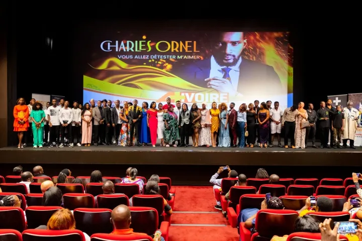 Image de TV/Films/Séries. L'événement tant attendu par les cinéphiles ivoiriens a finalement eu lieu le jeudi 4 avril 2024 à Abidjan : l'avant-première de la série "Charles Ornel". Cette série, composée de 52 épisodes de 26 minutes chacun, promet une plongée captivante dans les aventures de Charles Ornel, un homme à la tête d'un club d'amis millionnaires, dépeint comme impitoyable et avide de pouvoir. Le public était impatient de découvrir cette nouvelle production cinématographique, dont le premier épisode était prévu pour le lundi 8 avril. Un Genre Dramatique Éloquent "Charles Ornel, vous allez détester m’aimer" est un projet ambitieux, co-produit par "Plan A" et A+ Ivoire, qui ajoute une nouvelle dimension au paysage cinématographique ivoirien. Cette série dramatique, réalisée par Kismath Baguiri, promet de captiver les spectateurs avec son intrigue riche en rebondissements. Adaptée du roman "Vous allez détester m’aimer" de l'écrivaine Ornella Vianney Koffi, la série explore les méandres de l'ambition et du pouvoir à travers le personnage charismatique de Charles Ornel. Le protagoniste éponyme, Charles Ornel, incarne l'archétype de l'antihéros, un homme ambitieux et impitoyable qui manipule habilement les rouages du monde des affaires. Héritier d'une fortune considérable léguée par son père, il dirige son club d'amis millionnaires avec autorité, n'hésitant pas à écraser ceux qui se dressent sur son chemin. Cette soif insatiable de pouvoir et de réussite le conduit à prendre des risques considérables, mettant ainsi en péril sa propre chute. Axel Trésor : L'Interprète de Charles Ornel Pour donner vie à ce personnage complexe, l'acteur ivoirien Axel Trésor a été choisi pour incarner Charles Ornel. Sa performance promet d'être saisissante, alors qu'il explore les nuances de ce personnage ambigu et fascinant. Trésor apporte son charisme et son talent au rôle, offrant au public une expérience cinématographique inoubliable. Les amateurs de séries dramatiques seront comblés par "Charles Ornel". Avec ses épisodes rythmés par des moments intenses et une montée en tension émotionnelle, la série offre un spectacle saisissant. Les téléspectateurs seront entraînés dans un tourbillon d'intrigues, de trahisons et de rebondissements, tandis que Charles Ornel navigue entre succès éclatants et risques démesurés. En conclusion, "Charles Ornel, vous allez détester m’aimer" s'annonce comme une série incontournable de la scène cinématographique ivoirienne. À travers le parcours tumultueux de son protagoniste éponyme, la série explore les thèmes universels du pouvoir, de l'ambition et de la moralité. Alors que les spectateurs se préparent à plonger dans l'univers sombre et complexe de Charles Ornel, une question demeure : quelle sera la destinée de cet antihéros charismatique ?