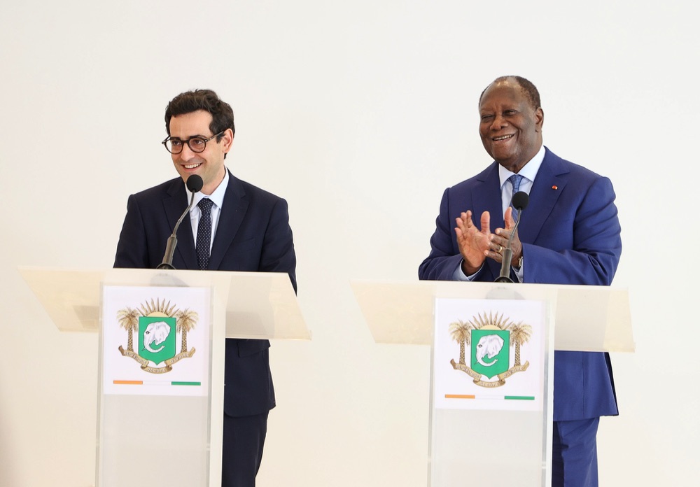 Image de Politique. Au cœur de l'actualité diplomatique, une rencontre d'importance a eu lieu au Palais de la Présidence de la République, ce lundi 8 avril 2024. Le Président de la République de Côte d'Ivoire, Son Excellence Monsieur Alassane Ouattara, a accueilli le Ministre français de l'Europe et des Affaires Étrangères, Monsieur Stéphane Séjourné, pour un échange en tête-à-tête, témoignant ainsi de l'étroitesse des liens qui unissent ces deux nations. Un Échange Empreint de Reconnaissance et de Considération Dans un climat empreint de cordialité, le Président Ouattara a tenu à souligner l'importance des liens historiques et privilégiés entre la Côte d'Ivoire et la France. Ces relations, façonnées au fil des décennies, sont empreintes de profonde amitié et de coopération mutuelle. Le Chef de l'État a tenu à exprimer sa gratitude envers la France pour son soutien continu dans divers domaines, notamment économique, social, sécuritaire et éducatif. Le Président Ouattara a également saisi cette occasion pour exprimer sa satisfaction quant aux performances remarquables de l'économie ivoirienne et à la stabilité sociale qui règne dans le pays. Il a souligné l'importance de consolider les relations bilatérales entre la Côte d'Ivoire et la France, dans un esprit de partenariat solide et durable. En retour, le Ministre français Stéphane Séjourné a chaleureusement félicité le Président Ouattara pour le succès retentissant de l'organisation de la Coupe d'Afrique des Nations 2023, ainsi que pour la victoire de l'Équipe Nationale de Football de la Côte d'Ivoire, les Éléphants. Cette réussite sportive a non seulement renforcé le prestige de la Côte d'Ivoire sur la scène internationale, mais a également témoigné de sa capacité à organiser des événements de grande envergure avec brio. Dynamisme Économique et Projets Structurants La discussion a également porté sur les avancées économiques de la Côte d'Ivoire, avec une mention spéciale pour la contribution significative des entreprises françaises dans ce domaine. Le Ministre français a salué les progrès réalisés par la Côte d'Ivoire en matière d'infrastructures, notamment les avancées du projet de Métro d'Abidjan. Cette coopération fructueuse illustre l'importance des partenariats publics-privés dans le développement économique et social du pays. Au-delà des relations bilatérales, la discussion a également abordé des questions géopolitiques d'importance. Le Ministre Stéphane Séjourné a exprimé sa reconnaissance envers le soutien apporté par le gouvernement ivoirien à la position française et européenne concernant la situation en Ukraine. Il a également souligné le rôle crucial de la Côte d'Ivoire dans la préservation de la stabilité de la sous-région ouest-africaine, témoignant ainsi de l'engagement commun des deux pays en faveur de la paix et de la sécurité régionales. Cette rencontre entre le Président Alassane Ouattara et le Ministre Stéphane Séjourné a permis de renforcer davantage les liens entre la Côte d'Ivoire et la France. Au-delà des aspects politiques et diplomatiques, cette coopération repose sur une relation solide et durable, fondée sur le respect mutuel et la confiance réciproque. À l'heure où les enjeux régionaux et mondiaux exigent une coopération renforcée entre les nations, la question demeure : quelle sera la prochaine étape dans cette dynamique partenariale, et quelles opportunités cette collaboration offrira-t-elle pour l'avenir des deux pays et de la région dans son ensemble ?