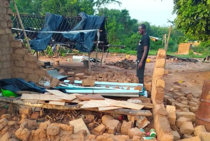 Image de Faits Divers. La nuit du jeudi 4 au vendredi 5 avril 2024 restera gravée dans la mémoire des habitants de Kouassikro-Kan, un village niché dans le département de Prikro, en plein cœur de la Région de l'Iffou. Ce soir-là, une violente tornade a frappé de plein fouet cette communauté, laissant derrière elle un paysage de désolation et de dévastation. L'Impact de la Catastrophe Le village maternel du nouveau député-maire de Prikro, Adi Kouamé Isaac, a été le théâtre de cette tragédie naturelle, plongeant ses habitants dans l'effroi et la confusion. Norbert Nkaka, journaliste sur place, décrit avec émotion la scène de chaos qui s'est déroulée au petit matin du 5 avril. Les maisons décoiffées, les hangars détruits, les arbres déracinés : aucun élément n'a été épargné par la fureur destructrice de la tornade. Face à ce désastre, les habitants, encore sous le choc de l'imprévisibilité de la catastrophe, lancent un appel poignant à l'aide et à la solidarité. "Nous appelons à l'aide aux autorités compétentes, aux cadres de Prikro, aux fils et filles du village", déclare l'un des natifs, exprimant ainsi le besoin urgent de soutien pour reconstruire ce qui a été détruit. Le village de Kouassikro-Kan se retrouve dans une situation critique, avec de nombreuses familles se retrouvant sans abri. Pas de Pertes Humaines, mais des Dégâts Matériels Considérables Malgré la violence de la tornade, un soulagement émerge de ce drame : aucune perte en vie humaine n'a été déplorée. Cependant, les dégâts matériels sont considérables, et la tâche de reconstruction s'annonce ardue pour les habitants de Kouassikro-Kan. Les autorités locales restent mobilisées pour évaluer les besoins immédiats de la communauté et coordonner les efforts de secours. Alors que les habitants s'efforcent de se remettre de ce traumatisme, une question demeure : quelle est l'origine exacte de cette violente tornade ? Les scientifiques et les météorologues s'attellent à comprendre les mécanismes qui ont conduit à cette catastrophe naturelle soudaine. En attendant, la solidarité et le soutien de la communauté sont essentiels pour aider Kouassikro-Kan à se reconstruire et à se relever de cette épreuve. Alors que Kouassikro-Kan entame le difficile processus de reconstruction, une question plane sur l'avenir de cette communauté : comment se remettra-t-elle de cette tragédie et quelles mesures seront prises pour prévenir de futurs désastres similaires ? La résilience et la solidarité de ses habitants seront déterminantes pour surmonter les défis à venir. En cette période difficile, une chose est certaine : la force et la détermination de Kouassikro-Kan ne feront que renforcer son lien avec ses membres et sa capacité à surmonter l'adversité.