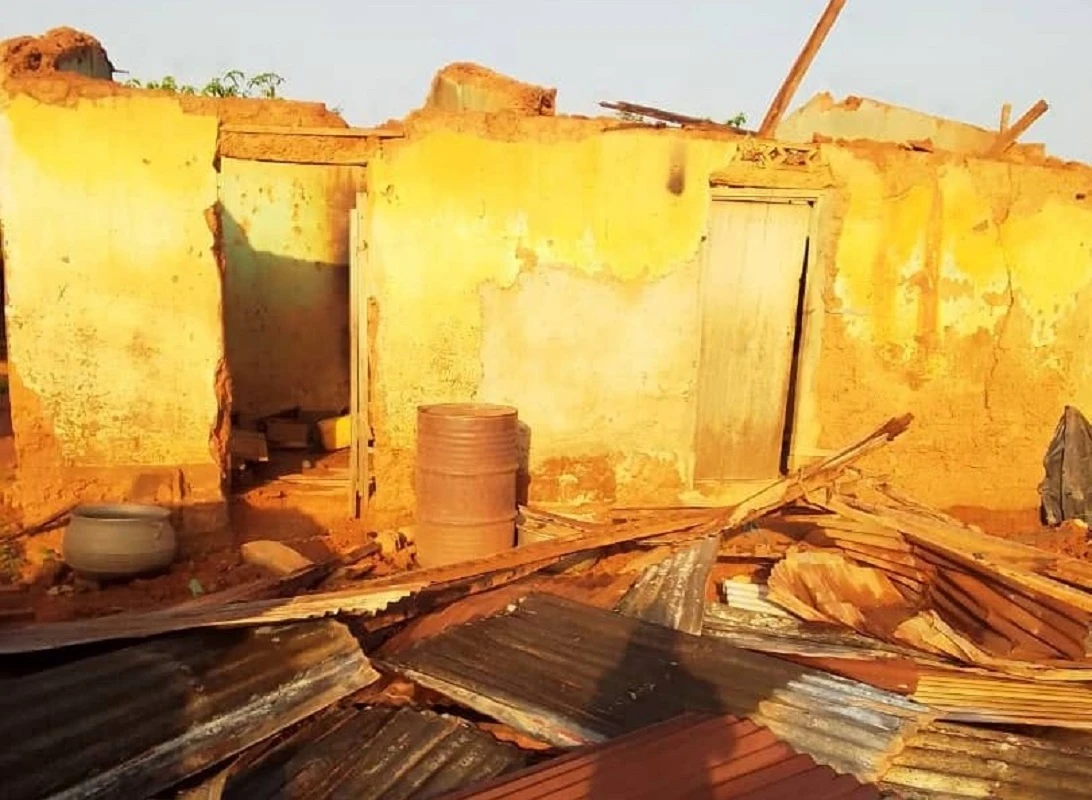 Deuxième Image de Faits Divers. La nuit du jeudi 4 au vendredi 5 avril 2024 restera gravée dans la mémoire des habitants de Kouassikro-Kan, un village niché dans le département de Prikro, en plein cœur de la Région de l'Iffou. Ce soir-là, une violente tornade a frappé de plein fouet cette communauté, laissant derrière elle un paysage de désolation et de dévastation. L'Impact de la Catastrophe Le village maternel du nouveau député-maire de Prikro, Adi Kouamé Isaac, a été le théâtre de cette tragédie naturelle, plongeant ses habitants dans l'effroi et la confusion. Norbert Nkaka, journaliste sur place, décrit avec émotion la scène de chaos qui s'est déroulée au petit matin du 5 avril. Les maisons décoiffées, les hangars détruits, les arbres déracinés : aucun élément n'a été épargné par la fureur destructrice de la tornade. Face à ce désastre, les habitants, encore sous le choc de l'imprévisibilité de la catastrophe, lancent un appel poignant à l'aide et à la solidarité. "Nous appelons à l'aide aux autorités compétentes, aux cadres de Prikro, aux fils et filles du village", déclare l'un des natifs, exprimant ainsi le besoin urgent de soutien pour reconstruire ce qui a été détruit. Le village de Kouassikro-Kan se retrouve dans une situation critique, avec de nombreuses familles se retrouvant sans abri. Pas de Pertes Humaines, mais des Dégâts Matériels Considérables Malgré la violence de la tornade, un soulagement émerge de ce drame : aucune perte en vie humaine n'a été déplorée. Cependant, les dégâts matériels sont considérables, et la tâche de reconstruction s'annonce ardue pour les habitants de Kouassikro-Kan. Les autorités locales restent mobilisées pour évaluer les besoins immédiats de la communauté et coordonner les efforts de secours. Alors que les habitants s'efforcent de se remettre de ce traumatisme, une question demeure : quelle est l'origine exacte de cette violente tornade ? Les scientifiques et les météorologues s'attellent à comprendre les mécanismes qui ont conduit à cette catastrophe naturelle soudaine. En attendant, la solidarité et le soutien de la communauté sont essentiels pour aider Kouassikro-Kan à se reconstruire et à se relever de cette épreuve. Alors que Kouassikro-Kan entame le difficile processus de reconstruction, une question plane sur l'avenir de cette communauté : comment se remettra-t-elle de cette tragédie et quelles mesures seront prises pour prévenir de futurs désastres similaires ? La résilience et la solidarité de ses habitants seront déterminantes pour surmonter les défis à venir. En cette période difficile, une chose est certaine : la force et la détermination de Kouassikro-Kan ne feront que renforcer son lien avec ses membres et sa capacité à surmonter l'adversité.