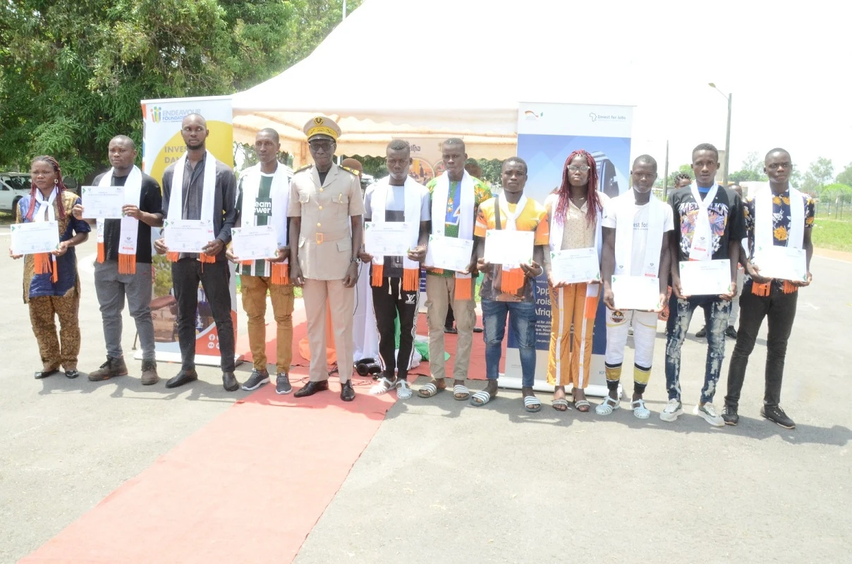 Image de Carrière. La préfecture de Dabakala en Côte d'Ivoire s'est illuminée le jeudi 28 mars 2024, alors que 150 jeunes apprentis, ayant ardemment suivi des formations dans les métiers des mines et du BTP, ont reçu leurs précieux sésames : les certificats de qualification professionnelle (CQP) tant mérités. Cette cérémonie, placée sous les auspices du Projet employabilité et entrepreneuriat LAFIGUE, a marqué une étape cruciale dans le parcours professionnel de ces jeunes ambitieux. La Reconnaissance Officielle La préfecture de Dabakala, lieu emblématique de cette cérémonie, a vibré au rythme de la reconnaissance officielle accordée à ces jeunes talents émergents. La remise des diplômes et la clôture du Projet de Formation et Insertion ont été célébrées avec éclat, soulignant ainsi l'engagement et la détermination de ces jeunes dans leur quête de qualification et d'emploi. La présence remarquée de plusieurs personnalités de l'enseignement technique et de la formation professionnelle a témoigné de l'importance accordée à cette initiative. Madame Kakou Yao Rita, directrice générale de l'Apprentissage et de la Formation Continue (DGAFC), ainsi que des représentants de l'AGEFOP et de l'Inspection générale du Ministère de l'Enseignement technique, ont honoré de leur présence cet événement majeur. Le soutien des partenaires techniques et financiers, dont la Fondation ENDEAVOUR MINING et INVEST FOR JOBS (GIZ), a également été crucial dans la concrétisation de ce projet ambitieux. Un Tremplin vers l'Emploi Cette cérémonie symbolise bien plus que la simple remise de certificats ; elle incarne l'espoir et les opportunités offertes à une jeunesse désireuse de s'insérer dans le marché du travail. Les 150 jeunes ayant achevé leur formation dans des domaines aussi variés que les Mines, la Maçonnerie, l'Électricité Bâtiment, l'Installation Sanitaire, l'Électricité d'Équipement, la Chaudronnerie-Soudure et la Menuiserie sont désormais armés pour affronter les défis professionnels qui les attendent. À travers les propos inspirés de Madame Karitia Coulibaly De Medeiros, directrice générale de l'AGEFOP, résonne un appel vibrant à la solidarité et à l'engagement citoyen. En tant qu'ambassadeurs de la réussite de l'E2C (École de la Deuxième Chance), ces jeunes diplômés sont encouragés à partager leur expérience et à inspirer d'autres jeunes en quête de formation et d'emploi. L'E2C, désormais une réalité en Côte d'Ivoire, représente un pilier essentiel dans la lutte contre le chômage des jeunes et la promotion de l'employabilité. Une Initiative Fructueuse Ce projet novateur s'inscrit dans le cadre d'une convention établie entre la Fondation ENDEAVOUR MINING, INVEST FOR JOBS (GIZ) et le Ministère de l'Enseignement Technique, de la Formation Professionnelle et de l'Apprentissage (METFPA) de Côte d'Ivoire. Lancé en octobre 2022, ce partenariat vise à offrir des formations de qualité à des jeunes résidant dans les départements de Katiola et Dabakala, dans des filières essentielles liées aux métiers des mines et du BTP. Cette initiative ambitieuse aspire à combler le fossé entre les compétences requises sur le marché du travail et les opportunités professionnelles, favorisant ainsi une intégration réussie dans le monde professionnel. Alors que ces jeunes diplômés se préparent à entamer leur parcours professionnel, une question cruciale émerge : quelles sont les prochaines étapes pour consolider et étendre ces initiatives de formation et d'insertion professionnelle ? Comment pouvons-nous garantir que chaque jeune, peu importe son lieu de résidence ou son contexte socio-économique, ait accès à une formation de qualité et à des opportunités d'emploi significatives ? Dans un monde en constante évolution, où les compétences techniques et professionnelles sont essentielles pour prospérer, il est impératif de continuer à investir dans l'éducation et la formation des jeunes. En conjuguant nos efforts et en nous engageant résolument en faveur de l'employabilité des jeunes, nous pouvons bâtir un avenir plus prometteur et inclusif pour tous.