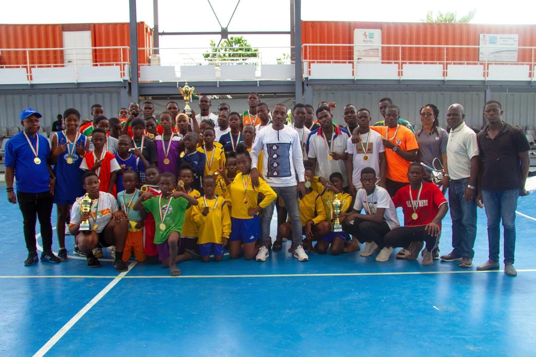 Image de Sport. La Fédération Ivoirienne du Tir à la Corde (FITC) a marqué un tournant dans son histoire en lançant la première édition de son championnat, le samedi 6 avril 2024, à l'Agora de la commune de Koumassi. Ce fut un événement majeur pour cette jeune fédération qui a réussi à mobiliser 13 équipes pour cette compétition inaugurale. Une Diversité de Catégories La compétition a été divisée en plusieurs catégories, permettant ainsi la participation de différents groupes d'âge. Des équipes de moins de 16 ans, tant chez les filles que chez les garçons, ainsi que la catégorie des seniors, étaient présentes pour en découdre sur le terrain de tir à la corde. À l'issue de cette journée de compétition acharnée, l'équipe d'Allugro s'est imposée dans les catégories féminines et masculines des moins de 16 ans. Quant à la catégorie des seniors masculins, c'est le club Cona de la commune d'Abobo qui a remporté la victoire, démontrant ainsi sa maîtrise de cette discipline. Le président de la FITC, Palé Ferdinand, a souligné que cet événement a été organisé sur fonds propres, témoignant de l'engagement de la fédération envers le développement du tir à la corde en Côte d'Ivoire. Cependant, il a également lancé un appel aux autorités sportives ivoiriennes, notamment au ministère des Sports et du Cadre de Vie, pour un soutien financier et logistique afin de permettre à la FITC de poursuivre ses activités et de réaliser ses ambitions. Un Avenir Prometteur La FITC a de grandes aspirations pour l'avenir. En plus de la compétition, la fédération envisage de s'implanter dans tous les établissements scolaires du pays, offrant ainsi aux jeunes Ivoiriens la possibilité de découvrir et de s'initier au tir à la corde. Selon Palé Ferdinand, cette démarche vise à promouvoir l'épanouissement des élèves à travers la pratique d'une activité sportive collective. Alors que la FITC cherche à s'établir et à se développer, une question persiste : les autorités sportives ivoiriennes répondront-elles à l'appel de Palé Ferdinand ? Le soutien financier et logistique de ces autorités sera-t-il crucial pour le développement continu de cette discipline sportive en Côte d'Ivoire ? L'avenir de la FITC dépendra en grande partie de la réponse à ces questions cruciales.