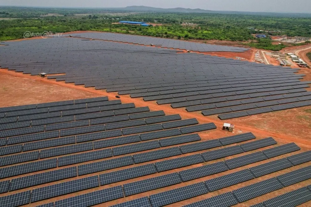 Image de Société. Le gouvernement ivoirien a récemment dévoilé un plan de transformation énergétique ambitieux, mettant en avant la construction de 12 nouvelles centrales solaires photovoltaïques à travers le pays d'ici 2026. Cette initiative, présentée par le ministre des Mines, du Pétrole et de l'Énergie, Mamadou Sangafowa Coulibaly, lors d'une cérémonie officielle à Boundiali, marque un tournant majeur dans le paysage énergétique ivoirien. Une expansion énergétique bien ciblée Les localités choisies pour l'implantation de ces nouvelles infrastructures énergétiques comprennent Ferkessédougou, Bondoukou, Korhogo, M’Bengué, Katiola, Tengrela, Kong, Sérébou, Touba, Odienné, Mankono et Soubré. Cette sélection stratégique vise à renforcer la capacité de production d'électricité du pays, en réponse à une demande croissante et à une vision à long terme de développement énergétique. Ces nouvelles centrales solaires, prévues entre 2025 et 2026, contribueront significativement à l'augmentation de la puissance électrique du pays. À terme, elles devraient générer une puissance totale de 678 mégawatts d'ici 2030, un chiffre qui devrait être porté à environ 1686 mégawatts d'ici 2040. Cette expansion énergétique ambitieuse s'inscrit dans une stratégie globale visant à moderniser et à diversifier le mix énergétique national. Objectifs et impact environnemental L'objectif principal de cette initiative est de porter la part des énergies renouvelables à 45% du mix énergétique national d'ici 2030, alors qu'elle est actuellement de 30%. Cette transition vers des sources d'énergie plus durables et respectueuses de l'environnement s'accompagnera d'une réduction significative des émissions de gaz à effet de serre. En effet, une diminution prévue de plus de 70 000 tonnes de CO2 par an est envisagée, ce qui contribuera à améliorer l'empreinte carbone du pays. La Côte d'Ivoire, en ratifiant l'accord universel sur les changements climatiques en 2016, s'est engagée à adopter des mesures concrètes pour lutter contre le changement climatique et à promouvoir le développement durable. Ce plan de développement des énergies renouvelables témoigne de cet engagement et illustre la volonté du gouvernement ivoirien de répondre aux défis environnementaux actuels tout en assurant un approvisionnement énergétique stable et pérenne pour le pays. L'annonce de la construction de ces nouvelles centrales solaires marque ainsi une étape cruciale dans la transition de la Côte d'Ivoire vers une économie plus verte et plus durable. En investissant dans les énergies renouvelables, le pays démontre son engagement en faveur de la lutte contre le changement climatique et sa volonté de contribuer activement à la promotion des énergies propres au niveau mondial. Quels autres projets pourraient renforcer davantage la position de la Côte d'Ivoire en tant que leader régional dans le domaine des énergies renouvelables ?