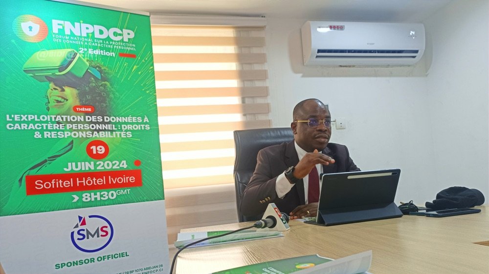 Image de Société. Le Forum National sur la Protection des Données à Caractère Personnel (FNPDCP) de la Côte d'Ivoire est sur le point de lancer sa deuxième édition avec une ambition claire : établir un cadre d'échange essentiel autour des droits des utilisateurs et des responsabilités des exploitants de données. Cette initiative, placée sous le thème "l’exploitation des données à caractère personnel: droits et responsabilités", est prévue pour le 19 juin prochain au Sofitel Hôtel Ivoire. Lors de la conférence de presse de lancement, le Commissaire Général du FNPDCP, Serge Patrick Séri, a souligné l'importance capitale des données à caractère personnel dans l'économie numérique actuelle. Les Données Personnelles : Un Précieux "Or Noir" Selon Serge Patrick Séri, les données à caractère personnel représentent l'essence même de l'économie numérique, comparable à l'or noir dans le monde de l'industrie pétrolière. Ces données, souvent collectées et exploitées sans le consentement éclairé des utilisateurs, soulèvent des préoccupations majeures en termes de respect de la vie privée et des libertés individuelles. Le commissaire général a insisté sur le fait que les informations personnelles sont un sujet sérieux qu'il ne faut pas prendre à la légère, surtout à l'ère de l'Intelligence Artificielle (IA) et de la numérisation croissante de nos vies. La première édition du forum, tenue précédemment, a permis la présentation de la loi relative à la protection des données à caractère personnel en vigueur depuis 2013 en Côte d'Ivoire. Cette année, la deuxième édition vise à approfondir les discussions sur les droits des utilisateurs et les responsabilités des exploitants de données. Elle se veut également un forum de sensibilisation sur l'importance et les implications de cette législation. L'événement, qui deviendra un rendez-vous annuel, cherchera à éclairer les acteurs sur les enjeux actuels et futurs de la protection des données personnelles. Les Enjeux de la Conformité et les Sanctions Un des points essentiels soulevés par Serge Patrick Séri concerne la nécessité pour les entreprises de se conformer à la loi en matière de collecte et de traitement des données personnelles. Il a insisté sur le fait que toute utilisation abusive ou détournée des données constitue une violation de la loi et expose les contrevenants à des sanctions sévères. Il a encouragé les entreprises à s'engager dans un processus de mise en conformité avec l'Autorité de Régulation des Télécommunications de Côte d'Ivoire (ARTCI), en obtenant le consentement préalable des personnes concernées et en respectant les principes énoncés dans la législation. Dans un monde de plus en plus numérisé, Serge Patrick Séri a mis en garde contre les risques potentiels que représente la digitalisation pour la vie privée et les libertés individuelles. Si la numérisation offre des avantages indéniables en termes de vitesse et d'efficacité, elle comporte également des dangers pour la protection des données personnelles. Ainsi, la question de la protection des données à caractère personnel est devenue une priorité mondiale, et la Côte d'Ivoire ne fait pas exception en organisant ce forum national. Reconnaissance des Bonnes Pratiques : Une Innovation Attendue Une innovation importante est prévue pour cette édition du forum : la reconnaissance et la récompense des entreprises qui respectent scrupuleusement la législation en matière de protection des données. Cette démarche vise à encourager les bonnes pratiques et à inciter davantage d'entreprises à adopter des mesures de protection des données rigoureuses. Ce geste symbolique montre l'importance accordée à la conformité et à la responsabilité dans le traitement des données à caractère personnel. Le forum prévoit d'accueillir des experts de France ainsi que 300 sociétés, acteurs et spécialistes nationaux du secteur, des écoles et le grand public. Un programme varié et enrichissant est prévu, abordant des sujets tels que la vidéoverbalisation et la protection des données à caractère personnel, l'éthique des entreprises en ligne face aux droits des consommateurs, ou encore les défis de la protection des données médicales à l'ère de la numérisation. L'événement aspire à rassembler 500 participants et à engager des discussions constructives sur les défis et les opportunités liés à la protection des données personnelles dans un monde numérique en évolution constante. En conclusion, le Forum National sur la Protection des Données à Caractère Personnel s'affirme comme un acteur majeur dans la promotion d'une utilisation responsable et éthique des données personnelles en Côte d'Ivoire. En sensibilisant les acteurs économiques, les entreprises et le grand public aux enjeux de la protection des données, cet événement contribue à renforcer la confiance dans l'économie numérique et à garantir le respect des droits individuels. Il ouvre également la voie à des réflexions continues sur la manière dont la numérisation peut s'articuler avec la protection de la vie privée. Dans un monde où les données sont devenues une ressource aussi précieuse que l'or noir, il est essentiel de trouver un équilibre entre l'innovation numérique et la préservation des libertés individuelles. La question demeure : comment pouvons-nous concilier ces impératifs pour construire un avenir numérique plus sûr et plus respectueux de la vie privée ?