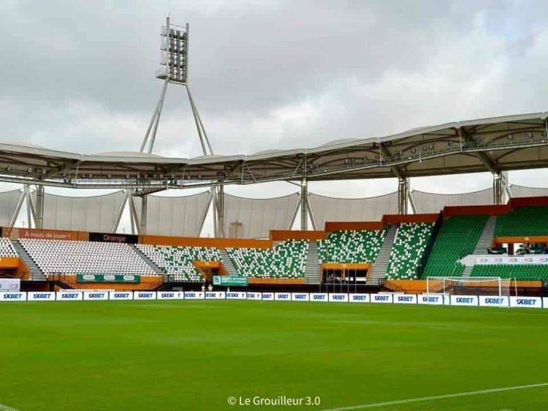 Image de Football. La nouvelle de l'annulation du match de gala entre les légendes africaines et européennes a suscité une vive déception parmi les passionnés de football en Côte d'Ivoire. La Fédération Ivoirienne de Football (FIF) a été contrainte d'annuler l'événement prévu pour le 13 avril 2024 au stade Félix Houphouët-Boigny. Cette décision a été communiquée dans un communiqué officiel consulté par Abidjan.net. Des désaccords entre les initiateurs de l'événement L'annulation du match de gala découle de désaccords entre les principaux acteurs impliqués dans son organisation. En effet, les initiateurs, malgré leur volonté de lier l'image de la FIF à cet événement, n'ont pas réussi à trouver un terrain d'entente. Face à cette impasse, la FIF a pris la décision de se retirer complètement de l'organisation, entraînant ainsi l'annulation pure et simple de la rencontre. Dans son communiqué, la FIF a tenu à présenter ses excuses aux supporters et à tous les partenaires concernés par cette annulation. Cette décision inattendue a certainement engendré des désagréments pour les fans de football qui s'attendaient à assister à un événement d'exception mettant en scène des légendes du ballon rond africaines et européennes. Une annonce initialement très attendue L'annonce de l'organisation de ce match de gala avait suscité une grande attente chez les amateurs de football en Côte d'Ivoire. Annoncé le 15 mars dernier par la FIF, cet événement promettait de rassembler des légendes du football africain et européen, offrant ainsi une occasion unique aux supporters de revivre les grands moments de ces icônes du football. L'annulation de ce match de gala constitue un coup dur pour les fans de football, qui nourrissaient de grands espoirs quant à la tenue de cet événement exceptionnel. En effet, voir s'affronter des légendes telles que Didier Drogba, Samuel Eto'o, ou encore Zinedine Zidane aurait été un spectacle mémorable pour les amateurs du ballon rond en Côte d'Ivoire. Vers une reprogrammation de l'événement ? Face à cette annulation, de nombreuses questions subsistent quant à la possibilité d'une reprogrammation de ce match de gala dans le futur. Les supporters restent dans l'attente d'une éventuelle annonce de la part de la FIF ou des organisateurs concernant les éventuelles démarches entreprises pour remédier à cette situation et offrir une nouvelle opportunité aux fans de football de vivre ce moment tant attendu. Alors que l'annulation du match de gala des légendes a déçu de nombreux supporters de football en Côte d'Ivoire, l'avenir de ce projet demeure incertain. Les amateurs de football restent dans l'attente de nouvelles informations sur la possibilité d'une reprogrammation de l'événement ou sur d'autres initiatives visant à offrir aux supporters l'occasion de célébrer les légendes du ballon rond.