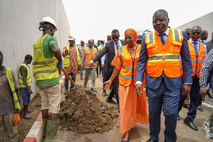 Image de Politique. La pluie torrentielle qui s'est abattue sur Abidjan le lundi 8 avril 2024 a entraîné une série de perturbations, notamment l'inondation du tunnel d'Abobo. Cet événement a déclenché une vague de réactions, tant sur le terrain que sur les réseaux sociaux, mettant en lumière les questions cruciales de la gestion des infrastructures urbaines et du civisme des citoyens. Les causes de l'inondation : entre incivisme et responsabilité publique Lors de sa visite sur les lieux le mardi 9 avril 2024, le ministre Amédée Kouakou, en charge de l’Équipement et de l’Entretien Routier, a attribué l'inondation du tunnel d’Abobo à des actes d'incivisme. Selon lui, l'obstruction des regards destinés à l'évacuation des eaux pluviales par des déchets accumulés sur la chaussée a été à l'origine de cet incident. Il a profité de cette occasion pour en appeler à la responsabilité civique des citoyens, soulignant l'importance d'un comportement responsable pour la préservation des infrastructures routières. Toutefois, cette explication a été remise en question par certains acteurs, dont Alain Lobognon, ancien ministre, qui estime qu'il est nécessaire de situer les responsabilités plutôt que de pointer du doigt l'éducation civique. Il souligne la nécessité de reconnaître les lacunes dans la gestion des déchets urbains et d'adopter des mesures plus rigoureuses pour y remédier. La réaction des autorités : nettoyage et prévention Malgré ces débats, les équipes mobilisées par le ministère de l’Équipement et de l’Entretien Routier ont rapidement agi pour rétablir la circulation au niveau du tunnel d'Abobo. Le nettoyage des systèmes de drainage et le curage des caniveaux ont été entrepris afin d'éviter de futurs incidents similaires. Le ministre Amédée Kouakou a également souligné l'importance de maintenir dégagée la canalisation principale, afin de garantir l'évacuation efficace des eaux pluviales. Alors que la situation semble désormais maîtrisée, cette inondation du tunnel d'Abobo soulève des questions plus larges sur la gestion des infrastructures urbaines et sur la responsabilité collective en matière d'environnement. Comment les autorités entendent-elles prévenir de tels incidents à l'avenir ? Quelles mesures seront mises en place pour sensibiliser les citoyens à l'importance du civisme et de la propreté urbaine ? Face aux défis croissants liés à l'urbanisation et au changement climatique, il devient essentiel de développer des stratégies durables pour assurer la résilience des villes et la qualité de vie de leurs habitants. En fin de compte, c'est l'engagement collectif envers la préservation de l'environnement et le respect des infrastructures qui déterminera le succès des efforts visant à construire des communautés résilientes et prospères.