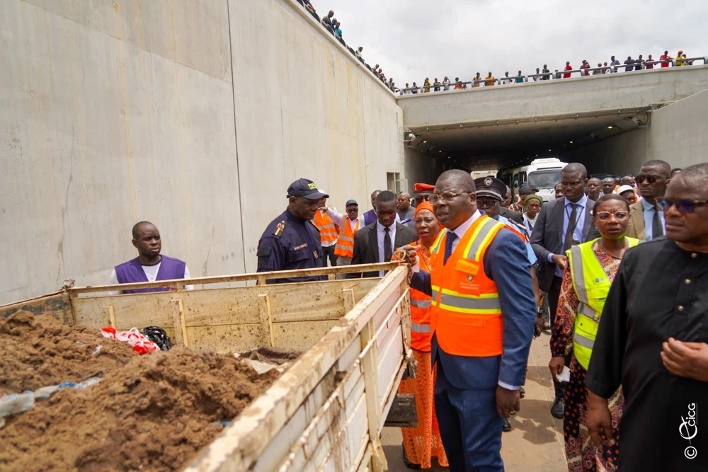 Image de Société. Ce mardi 8 avril 2024, une visite menée par le ministre de l’Équipement et de l’Entretien routier, Amédé Kouakou, a permis de mettre en lumière les raisons qui ont conduit à l'inondation du tunnel d’Abobo, survenue la veille à la suite d'une légère pluie. Sur le Terrain : Identification des Problèmes Dans le cadre de cette visite, le ministre et son équipe ont entrepris une analyse approfondie sur le site afin d'identifier les causes sous-jacentes de cette situation préoccupante. Il a rapidement été établi qu'un problème majeur d'assainissement était à l'origine de l'inondation. Le système d'évacuation des eaux, initialement prévu pour gérer les flux pluviaux, s'était retrouvé obstrué par des déchets ménagers. Amédé Kouakou a souligné l'importance cruciale de maintenir les canalisations dégagées de tout encombrement afin d'éviter de telles situations à l'avenir. Il a appelé la population à une prise de conscience collective, insistant sur le fait que la préservation de ces infrastructures était essentielle pour assurer la durabilité des routes et des tunnels. Plus spécifiquement, le ministre a précisé qu'un conduit de 1,8 mètre de diamètre, s'étendant sur près d'un kilomètre, était chargé d'évacuer les eaux du tunnel. L'obstruction de cette canalisation a entraîné un débordement des eaux, mettant en péril l'intégrité du revêtement routier. Cette situation souligne l'urgence d'une gestion adéquate des déchets et d'un entretien régulier des infrastructures d'assainissement. Une Action Rapide : Nettoyage et Curage Accompagné de Kandia Camara, maire de la commune d’Abobo, le ministre a supervisé les opérations visant à dégager les canalisations et à nettoyer les caniveaux obstrués. Cette intervention rapide a permis d'améliorer temporairement la situation, mais elle met en évidence la nécessité d'une vigilance continue de la part des autorités et de la population face à ces défis d'assainissement. Alors que la saison des pluies approche à grands pas, il est impératif que les citoyens demeurent vigilants et prennent des mesures préventives pour protéger les infrastructures de drainage. La question de l'assainissement devient ainsi un enjeu majeur, nécessitant une action concertée de la part des autorités locales, des organismes gouvernementaux et de la population. Comment pouvons-nous garantir une gestion efficace des déchets et une maintenance adéquate des infrastructures pour éviter de telles situations à l'avenir? C'est une interrogation cruciale qui mérite une réflexion approfondie et des actions concrètes pour assurer la résilience de nos infrastructures urbaines face aux aléas climatiques.