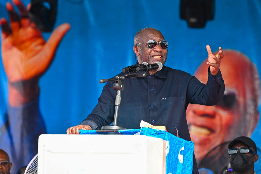 Image de Politique. L'ancien président de la Côte d'Ivoire, Laurent Gbagbo, a récemment exprimé de vives critiques à l'égard du franc CFA lors d'une rencontre avec ses partisans à Agboville. Ses propos, empreints de conviction, ont suscité des débats et des réflexions quant à l'avenir de cette monnaie utilisée par les colonies d'Afrique francophone. Le Franc CFA, un Frein au Développement Pour Laurent Gbagbo, le franc CFA n'est pas une monnaie bénéfique pour les pays africains francophones. Lors de son discours à Agboville, l'ex-chef d'État a souligné que cette devise était un obstacle au développement économique de ces nations. Il a affirmé que le maintien du franc CFA entravait leur capacité à exercer une politique monétaire adaptée à leurs besoins spécifiques. Avec une assurance marquée, Laurent Gbagbo a prédit la disparition progressive du franc CFA en Afrique. Selon lui, tous les pays africains francophones abandonneront cette monnaie d'ici 10 ans. Cette déclaration audacieuse s'inscrit dans un contexte où certains pays de l'Afrique occidentale ont déjà manifesté leur désir de se détacher du franc CFA. Les Prémices d'un Changement Laurent Gbagbo s'est réjoui de l'initiative prise par certains pays de l'Alliance des États du Sahel (AES) en vue de créer une nouvelle monnaie unique pour leur région. Il a cité le Mali, le Burkina Faso et le Niger comme étant en première ligne de ce mouvement. Selon lui, ces nations sont prêtes à lancer leur propre devise, indépendante du franc CFA. Cette remise en question du franc CFA s'inscrit dans un contexte plus large de réformes monétaires en Afrique. De nombreux pays du continent envisagent de renforcer leur souveraineté économique en adoptant des politiques monétaires plus indépendantes. Cette tendance soulève des questions fondamentales sur le système financier régional et les relations économiques entre les pays africains. Les déclarations de Laurent Gbagbo ont ravivé le débat sur l'avenir du franc CFA en Afrique francophone. Alors que certains voient dans ses propos une prédiction réaliste et inévitable, d'autres expriment des réserves quant aux conséquences d'une telle décision sur l'économie régionale. Quelle direction les pays africains francophones choisiront-ils ? La question reste ouverte, mais une chose est sûre : le débat sur le franc CFA est loin d'être clos.