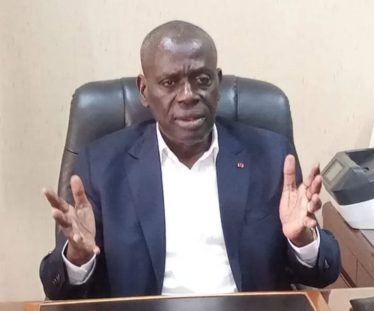 Image de Société. Le District Autonome de Yamoussoukro a récemment été le sujet de rumeurs concernant l'achat présumé de feux tricolores à hauteur de 2 milliards de FCFA par le Ministre-Gouverneur, Dr Augustin Thiam. Ces allégations ont suscité une grande controverse, entraînant une intervention immédiate du service de communication pour rétablir la vérité. Une clarification nécessaire Le 9 avril 2024, le service de communication du District Autonome de Yamoussoukro a publié un démenti formel pour dissiper les rumeurs entourant cette affaire des feux tricolores. Les médias et les réseaux sociaux avaient amplifié ces allégations, mettant en cause l'intégrité du Ministre-Gouverneur. Dans son communiqué, le service de communication a qualifié ces allégations de "Fake news", soulignant l'absurdité de l'idée selon laquelle 2 milliards de FCFA auraient été dépensés pour l'achat de seulement huit feux tricolores. Le budget total d'investissement pour ces feux tricolores à Yamoussoukro s'élève en réalité à 1 milliard de FCFA, une somme bien moindre que celle avancée dans les rumeurs. Le communiqué a également rappelé que les marchés des feux tricolores sont soumis à des appels d'offres ouverts, assurant ainsi un processus transparent et réglementé. De plus, le coût moyen de l'équipement d'un carrefour en feux tricolores est estimé à environ 55 millions de FCFA. Par conséquent, équiper huit carrefours en feux tricolores coûterait approximativement 440 millions de FCFA, bien en deçà des 2 milliards évoqués dans les rumeurs. Appel à la Prudence sur les Réseaux Sociaux En plus de clarifier la situation, le service de communication a lancé un appel aux animateurs des réseaux sociaux, les exhortant à vérifier la véracité des informations avant de les publier. Cette mise en garde souligne l'importance de la diligence et de l'intégrité dans la diffusion de l'information, particulièrement dans un environnement médiatique où les rumeurs et la désinformation peuvent rapidement se propager. Cette clarification du District Autonome de Yamoussoukro reflète son engagement envers la transparence et l'intégrité dans la gestion des affaires publiques. En dissipant les malentendus entourant l'affaire des feux tricolores, le District réaffirme son souci de fournir une information précise et fiable à la population. En conclusion, le démenti du District Autonome de Yamoussoukro met fin aux spéculations et rétablit la vérité sur les feux tricolores. Cependant, cette affaire soulève des questions plus larges sur la diffusion de l'information dans l'ère numérique et sur la responsabilité des médias sociaux dans la propagation des fausses nouvelles.