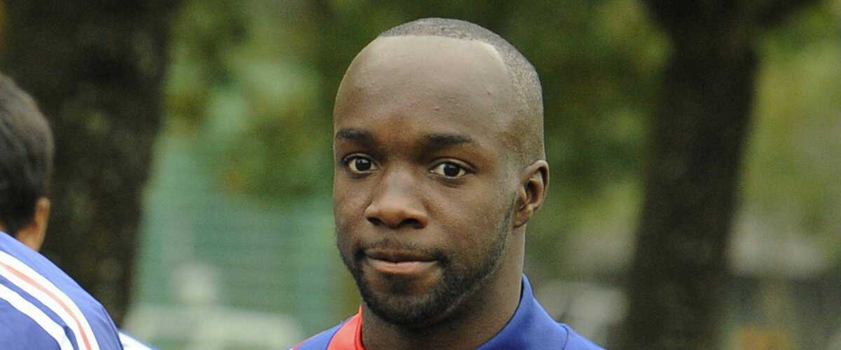 Image de Football. Le 13 novembre 2015, la ville de Paris a été secouée par une série d'attaques terroristes d'une rare violence. Parmi les victimes, se trouvait la cousine du footballeur Lassana Diarra, qui a été profondément affecté par cette tragédie. Alors qu'il jouait au Stade de France lors du match France-Allemagne, Diarra a été confronté à la terrible nouvelle de la perte de sa cousine dans ces événements tragiques. Un Coup Dur pour le Milieu de Terrain Marseillais Lassana Diarra, joueur emblématique du milieu de terrain marseillais à l'époque, a exprimé sa douleur et son chagrin sur les réseaux sociaux. Son message sur Twitter, dans lequel il partageait la perte de sa cousine et exprimait ses condoléances à toutes les familles touchées par ces attentats, a suscité une vague d'émotion et de solidarité à travers le monde. Au-delà de sa propre douleur, Lassana Diarra. a également tenu à rendre hommage à toutes les victimes de cette tragédie. Son geste a été salué par de nombreux supporters, coéquipiers, et personnalités du monde du football, qui ont exprimé leur soutien et leur solidarité envers le joueur et toutes les familles endeuillées. La réaction de Lassana Diarra face à cette terrible épreuve a été perçue comme un acte de courage et de résilience. Malgré le choc et la peine, le footballeur a réussi à trouver les mots pour exprimer sa compassion envers les autres victimes et leurs proches, tout en faisant preuve d'une grande dignité dans cette période sombre. Un Souvenir Indélébile L'attaque terroriste de Paris en 2015 restera à jamais gravée dans les mémoires comme l'un des événements les plus tragiques de l'histoire récente de la France. Pour Lassana Diarra, cette nuit funeste a laissé une marque indélébile, rappelant à chacun la fragilité de la vie et l'importance de l'unité et de la solidarité face à l'adversité. Suite à cette tragédie, Lassana Diarra s'est également engagé en faveur de la paix et de la tolérance, appelant à l'unité et à la lutte contre la haine et l'extrémisme. Son exemple a inspiré de nombreuses personnes à travers le monde, montrant que même dans les moments les plus sombres, la lumière de l'espoir et de la solidarité peut briller. L'histoire de Lassana Diarra et de sa cousine, victime des attaques terroristes de Paris en 2015, est un rappel poignant des ravages que la violence et la haine peuvent causer. Cependant, elle est également un témoignage de la force de l'esprit humain et de la capacité de l'unité à surmonter les pires adversités. En honorant la mémoire des victimes et en prônant la paix et la tolérance, Diarra incarne l'espoir d'un avenir meilleur, où la solidarité triomphe toujours sur la division et la haine.