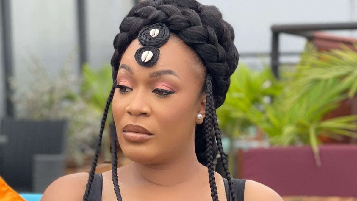 Image de Célébrités. La chanteuse ivoirienne Josey, connue pour son tube à succès "Diplôme", vient de partager des confidences sur son parcours de vie. Dans une révélation émouvante, elle a dévoilé avoir tout abandonné pour se consacrer entièrement à la musique. Malgré un parcours académique prometteur, Josey a choisi de suivre sa passion et de poursuivre une carrière dans le domaine musical. Un Sacrifice pour la Musique Josey a révélé qu'elle avait obtenu son baccalauréat, suivi des études en droit à la faculté, et même réussi le concours de l'ENA. Cependant, malgré ces succès dans le domaine académique, elle a pris la décision courageuse de tout abandonner pour suivre sa passion pour la musique. Cette décision audacieuse témoigne de sa détermination à poursuivre ses rêves, peu importe les obstacles. Au fil des années, Josey a prouvé que son choix n'était pas vain. Sa carrière musicale a connu un succès remarquable, avec des singles à succès et des performances acclamées par le public. Son tube "Diplôme" a connu un grand succès et a propulsé Josey sur le devant de la scène musicale africaine. Son histoire inspire à croire en la puissance de la passion et du dévouement. Un Exemple Inspirant L'histoire de Josey est un exemple inspirant pour tous ceux qui poursuivent leurs rêves, peu importe les circonstances. Son parcours démontre qu'il n'y a rien de plus gratifiant que de vivre sa passion et de suivre son cœur. En choisissant de faire de la musique sa carrière, Josey a ouvert la voie à d'autres artistes et a prouvé que le succès peut être atteint avec détermination et persévérance. En dédiant sa vie à la musique, Josey incarne la véritable essence de l'artiste passionné. Son parcours illustre la force de la détermination et l'importance de suivre ses aspirations, même lorsque cela implique de prendre des risques. Avec son talent et sa passion, Josey continue d'inspirer des générations d'artistes et de fans à travers le monde. L'histoire de Josey est un rappel poignant de l'importance de suivre ses rêves et de vivre sa passion. Son courageux sacrifice pour la musique a été récompensé par un succès remarquable, faisant d'elle une figure emblématique de la scène musicale africaine. En choisissant de suivre son cœur, Josey a montré au monde entier que rien n'est impossible lorsque l'on croit en ses rêves et que l'on poursuit avec détermination.