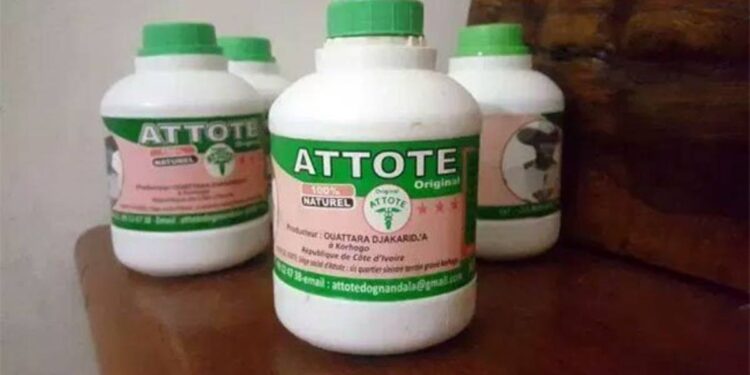 Image de Santé. L’Autorité Ivoirienne de Régulation Pharmaceutique (AIRP) a récemment émis une interdiction formelle concernant la fabrication et la vente des produits "Attoté Original 100% Naturel" et "La paix, Cognons Mousso Yako". Cette décision fait suite à des résultats alarmants issus des tests effectués par le Laboratoire National de Santé Publique (LNSP) de Côte d'Ivoire. Les analyses ont mis en lumière la présence significative de Sildénafil, une substance médicamenteuse utilisée pour traiter les dysfonctionnements érectiles, dans ces produits soi-disant naturels. Un coup dur pour les consommateurs en quête de solutions alternatives Ces produits, Attoté et Cognons Mousso, vantés pour leurs vertus aphrodisiaques et souvent prisés par ceux cherchant des alternatives aux traitements pharmaceutiques conventionnels, se révèlent être potentiellement dangereux pour la santé. L’AIRP a souligné que l’ajout de Sildénafil dans ces produits altère leur nature même, les éloignant ainsi de leur prétendue composition exclusivement à base de plantes. Les consommateurs de ces produits frelatés s'exposent à des risques graves pour leur santé. Parmi les effets secondaires notables, l’AIRP a mentionné des maux de tête, des vertiges et a mis en évidence des dangers plus sévères pour les individus hypertendus ou présentant des antécédents cardiovasculaires. En effet, la consommation excessive de Sildénafil peut déclencher des Accidents Vasculaires Cérébraux (AVC), des crises cardiaques, voire entraîner la mort subite. Mesures immédiates prises par les autorités sanitaires Face à cette menace pour la santé publique, l’AIRP a pris des mesures drastiques en interdisant la vente et la consommation des produits incriminés sur l’ensemble du territoire ivoirien. Cette décision vise à protéger la population contre les dangers potentiels associés à ces produits contaminés. Par ailleurs, d'autres produits similaires sont actuellement en cours d’évaluation, dans le cadre d’une surveillance accrue de la part des autorités sanitaires. Alors que l’interdiction de ces produits constitue une première réponse aux risques identifiés, une interrogation demeure : quelle est la véritable ampleur de ce problème ? Combien d'autres produits similaires sont actuellement sur le marché, présentant un danger potentiel pour les consommateurs ? Cette affaire soulève la question de la régulation des produits aphrodisiaques et de l'importance de garantir leur sécurité et leur efficacité, notamment dans un contexte où la recherche de solutions alternatives à base de plantes est de plus en plus courante. En conclusion, l’interdiction des produits "Attoté Original 100% Naturel" et "La paix, Cognons Mousso Yako" en Côte d’Ivoire met en lumière les dangers associés à la consommation de produits aphrodisiaques potentiellement contaminés. Cette affaire soulève des préoccupations majeures quant à la sécurité des produits vendus sur le marché, mettant en évidence la nécessité d'une réglementation stricte et d'une surveillance accrue pour protéger la santé publique.