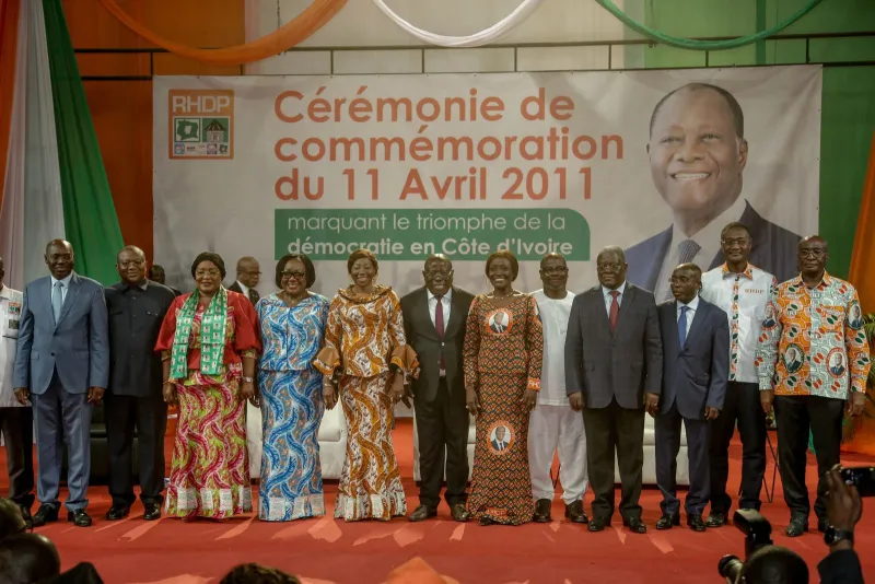 Image de Politique. Le jeudi 11 avril 2024, la Salle Lougah François du Palais de la Culture de Treichville a été le théâtre d'un événement mémorable. Les militants et les dirigeants du Rassemblement des Houphouëtistes pour la Démocratie et la Paix (RHDP) se sont réunis pour célébrer le 11 avril 2011, une date qui symbolise "le triomphe de la démocratie en Côte d'Ivoire". Un Panel de Dignitaires L'événement a rassemblé une multitude de personnalités influentes du RHDP, notamment Gilbert Koné Kafana, Haut représentant du président de la République et président du Directoire du RHDP, ainsi que Cissé Ibrahima Bacongo, Secrétaire Exécutif du RHDP, parmi d'autres. Leur présence démontre l'importance de cette commémoration pour le parti au pouvoir. La commémoration a débuté par une minute de silence en hommage aux personnes tombées lors des événements qui ont conduit au triomphe de la démocratie en 2011. Les discours et les interventions ont ensuite évoqué l'importance historique de cette journée et ont rendu hommage à ceux qui ont sacrifié leur vie pour la cause démocratique en Côte d'Ivoire. Débat et Réflexion Un panel sur le thème "11 avril, triomphe de la démocratie en Côte d'Ivoire" a offert une occasion de débattre et de réfléchir sur les événements de cette période cruciale de l'histoire du pays. Les Ministres Amadou Coulibaly et Anne Désirée Ouloto, ainsi que le journaliste Venance Konan, ont partagé leurs perspectives sur cet événement historique. Dans son discours de clôture, Gilbert Koné Kafana a souligné l'importance du devoir de mémoire pour comprendre le chemin parcouru par la Côte d'Ivoire. Il a rappelé les défis surmontés et les progrès réalisés depuis le 11 avril 2011, tout en saluant le leadership du Président Alassane Ouattara dans la construction d'un pays stable et prospère. Vers un Avenir de Paix et d'Unité Les discours de clôture ont mis l'accent sur la nécessité de pardonner et de se réconcilier, comme le prône le Président Alassane Ouattara. Kandia Camara a souligné l'importance de la réconciliation pour bâtir un avenir de paix et d'unité en Côte d'Ivoire. Elle a également exprimé sa confiance dans le potentiel du pays à surmonter les défis et à prospérer dans la paix. Alors que la Côte d'Ivoire commémore le triomphe de la démocratie en 2011, une question demeure : quel avenir pour la démocratie dans le pays ? Comment garantir la stabilité politique et sociale tout en préservant les acquis démocratiques ? La réponse à ces questions déterminera le chemin que prendra la Côte d'Ivoire dans les années à venir.