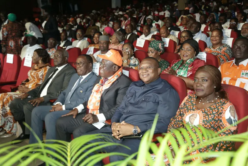 Deuxième Image de Politique. Le jeudi 11 avril 2024, la Salle Lougah François du Palais de la Culture de Treichville a été le théâtre d'un événement mémorable. Les militants et les dirigeants du Rassemblement des Houphouëtistes pour la Démocratie et la Paix (RHDP) se sont réunis pour célébrer le 11 avril 2011, une date qui symbolise "le triomphe de la démocratie en Côte d'Ivoire". Un Panel de Dignitaires L'événement a rassemblé une multitude de personnalités influentes du RHDP, notamment Gilbert Koné Kafana, Haut représentant du président de la République et président du Directoire du RHDP, ainsi que Cissé Ibrahima Bacongo, Secrétaire Exécutif du RHDP, parmi d'autres. Leur présence démontre l'importance de cette commémoration pour le parti au pouvoir. La commémoration a débuté par une minute de silence en hommage aux personnes tombées lors des événements qui ont conduit au triomphe de la démocratie en 2011. Les discours et les interventions ont ensuite évoqué l'importance historique de cette journée et ont rendu hommage à ceux qui ont sacrifié leur vie pour la cause démocratique en Côte d'Ivoire. Débat et Réflexion Un panel sur le thème "11 avril, triomphe de la démocratie en Côte d'Ivoire" a offert une occasion de débattre et de réfléchir sur les événements de cette période cruciale de l'histoire du pays. Les Ministres Amadou Coulibaly et Anne Désirée Ouloto, ainsi que le journaliste Venance Konan, ont partagé leurs perspectives sur cet événement historique. Dans son discours de clôture, Gilbert Koné Kafana a souligné l'importance du devoir de mémoire pour comprendre le chemin parcouru par la Côte d'Ivoire. Il a rappelé les défis surmontés et les progrès réalisés depuis le 11 avril 2011, tout en saluant le leadership du Président Alassane Ouattara dans la construction d'un pays stable et prospère. Vers un Avenir de Paix et d'Unité Les discours de clôture ont mis l'accent sur la nécessité de pardonner et de se réconcilier, comme le prône le Président Alassane Ouattara. Kandia Camara a souligné l'importance de la réconciliation pour bâtir un avenir de paix et d'unité en Côte d'Ivoire. Elle a également exprimé sa confiance dans le potentiel du pays à surmonter les défis et à prospérer dans la paix. Alors que la Côte d'Ivoire commémore le triomphe de la démocratie en 2011, une question demeure : quel avenir pour la démocratie dans le pays ? Comment garantir la stabilité politique et sociale tout en préservant les acquis démocratiques ? La réponse à ces questions déterminera le chemin que prendra la Côte d'Ivoire dans les années à venir.