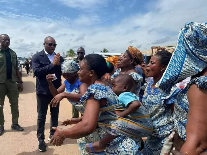 Image de Société. Dans le cadre de sa visite de travail de 72 heures dans le département de Vavoua, le président du Conseil régional du Haut-Sassandra, Mamadou Touré, a amorcé un geste symbolique d'une portée considérable : l'inauguration de la maternité du centre de santé rural de Bonoufla, le jeudi 11 avril 2024. Ce geste, qui s'inscrit dans une série d'initiatives visant à améliorer les conditions de vie des populations, souligne l'engagement ferme envers la santé et le bien-être de la région. Un Engagement Financier Significatif L'inauguration de cette maternité n'est pas simplement un acte protocolaire, mais témoigne d'un investissement substantiel de plus de 39 millions de francs CFA de la part du conseil régional. Cet engagement financier démontre la détermination à concrétiser les promesses électorales faites lors des élections régionales précédentes, mettant ainsi en lumière la volonté politique de répondre aux besoins primordiaux des citoyens. La maternité de Bonoufla n'est pas seulement un bâtiment, mais une réponse concrète à un besoin crucial de la communauté : l'accès à des services de santé maternelle adéquats. Cette initiative reflète une volonté commune de réduire de manière significative le taux de mortalité maternelle dans le district du Haut-Sassandra. En offrant non seulement un édifice mais également les équipements nécessaires, le conseil régional s'engage dans une démarche proactive pour garantir la santé et le bien-être des mères et de leurs enfants. Une Vision de Développement à Long Terme Dans une déclaration poignante, Mamadou Touré a souligné l'importance de Bonoufla dans les priorités régionales. En annonçant la construction prévue de 18 nouvelles maternités et la réhabilitation de 32 autres dans la région, il démontre une vision de développement à long terme, axée sur l'amélioration des infrastructures de santé et la promotion du bien-être des populations. Cette déclaration réaffirme l'engagement continu envers les promesses électorales et la volonté de travailler en étroite collaboration avec le gouvernement central pour réaliser des avancées tangibles. Les initiatives déjà mises en œuvre par Mamadou Touré depuis son accession à la tête du Conseil régional du Haut-Sassandra démontrent un engagement profond envers le développement humain. La distribution de subventions pour les frais de scolarité des élèves, le soutien financier aux chefs de la région et la distribution de mobilier scolaire sont autant d'actions concrètes ayant un impact direct sur la population. Ces mesures visent à garantir un accès équitable à l'éducation et à soutenir les couches les plus vulnérables de la société. La Reconnaissance des Bénéficiaires En exprimant leur gratitude envers le président Mamadou Touré, les habitants de Bonoufla reconnaissent l'importance de cette maternité pour leur communauté. Dodo Gouali, au nom de la population locale, a souligné l'impact positif attendu de cette initiative sur la vie quotidienne des habitants, en particulier des mères et des enfants. Cette reconnaissance témoigne de la confiance renouvelée envers les autorités locales et de l'espoir suscité par des actions concrètes en faveur du développement. L'inauguration de la maternité de Bonoufla marque une étape significative dans le parcours de développement du Haut-Sassandra. Cet événement souligne l'importance de l'investissement dans la santé maternelle et témoigne d'une volonté politique forte en faveur du bien-être des populations. Alors que la région s'engage dans une série d'initiatives visant à renforcer les infrastructures de santé et à promouvoir l'accès aux services de base, une question demeure : quelle sera la prochaine étape pour consolider ces progrès et assurer un avenir prometteur pour tous les citoyens du Haut-Sassandra?