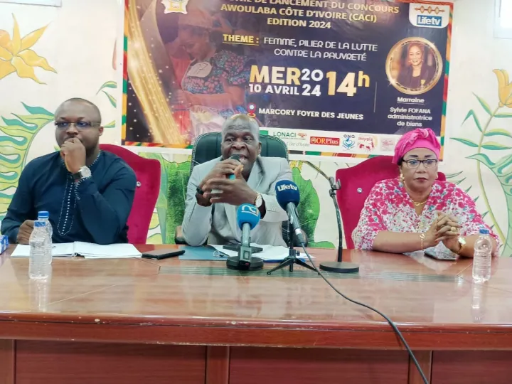 Image de Beauté/Mode. Le président du Comité Awoulaba Côte d’Ivoire (CACI), Zouzouko Nahounou Jean Charlemagne, a captivé l'attention lors d'une conférence de presse tenue le 10 avril 2024 à Marcory, Abidjan. L'objet de cette rencontre était d'annoncer avec éclat le coup d'envoi officiel de l'édition 2024 du prestigieux concours de beauté, Miss Awoulaba. Une Tradition Intemporelle : Miss Awoulaba Le Comité Awoulaba Côte d’Ivoire (CACI) s'érige en gardien vigilant de la beauté ivoirienne depuis 35 ans déjà, sous la houlette éclairée de son président fondateur, feu Pol Dokui. C'est dans cet esprit de continuité et de célébration de la splendeur féminine que s'inscrit le concours Miss Awoulaba. Initié en France, ce concours a transcendé les frontières pour devenir une véritable institution, rayonnant à travers le monde. Lors de cette annonce majeure, le président du CACI a mis en lumière l'objectif fondamental de ce rendez-vous annuel : offrir une tribune éclatante à la diversité et à la grâce des femmes ivoiriennes. « Nous voulons dire à toute la population que le comité miss Awoulaba existe. Il n’est pas question d’un passage d’un point A à un point B. », a souligné avec conviction Zouzouko Nahounou Jean Charlemagne. En effet, ce concours est bien plus qu'un simple événement mondain ; il incarne la fierté et la représentation authentique de la beauté ivoirienne, mettant en lumière ses richesses culturelles et ethniques. Un Engouement National Les présélections de cette édition 2024 débuteront le samedi 4 mai à Korhogo, dans la région du Poro, symbole de l'ouverture du concours à toutes les régions du pays. Cette démarche inclusive vise à faire rayonner les trésors de beauté nichés dans chaque coin de la Côte d'Ivoire. « Aujourd’hui, la Côte d’Ivoire est devenue le centre gravité de la beauté. Nous avons des beautés dans nos régions que nous voulons revendre en Côte d’Ivoire et même au-delà de la Côte d’Ivoire », a affirmé le président du CACI, illustrant ainsi l'engagement profond du comité à valoriser la diversité de la beauté féminine. Au-delà de la scène glamour, le CACI se positionne comme un acteur engagé dans le développement socio-économique du pays. Dans cette perspective, Zouzouko Nahounou Jean Charlemagne a annoncé la tenue prochaine d'un symposium visant à sensibiliser les autorités sur l'importance de soutenir financièrement le concours Awoulaba. « Il faut savoir que les présélections débutent le 4 mai 2024 et prendront fin le 13 juillet 2024 à Marcory », a-t-il précisé. Cette démarche témoigne de la vision holistique du CACI, qui considère la promotion de la beauté comme un levier essentiel pour le développement global du pays. Une Finale Sous le Signe de l'Engagement Social La grande finale du concours, prévue le 27 juillet 2024 au Palais de la Culture, promet d'être un événement d'envergure nationale. Sous le thème « Femme, Pilier de la Lutte contre la Pauvreté », cette édition s'engage à aller au-delà des apparences pour aborder des enjeux sociaux cruciaux. « Quand on est un pays en voie de développement, tous les acteurs doivent travailler, les hommes, mais aussi les femmes. Ce thème-là, durant toutes les présélections, les candidates viendront parler et dire comment faire pour sortir de la pauvreté », a souligné le président du CACI. Cette orientation vers l'engagement social confirme la volonté du concours Miss Awoulaba d'être une plateforme de réflexion et d'action, au service du progrès et du bien-être de la société ivoirienne. En résumé, le lancement officiel de l'édition 2024 du concours Miss Awoulaba marque une nouvelle étape dans la célébration et la promotion de la beauté ivoirienne. Au-delà des paillettes et des strass, ce concours incarne un véritable engagement en faveur du développement socio-économique du pays. Alors que les projecteurs se dirigent vers les candidates qui rivaliseront de grâce et d'élégance, il est crucial de se rappeler que la véritable beauté réside aussi dans l'engagement envers les causes qui transcendent les apparences. Ainsi, la question demeure : comment la beauté peut-elle être un catalyseur pour un avenir meilleur en Côte d'Ivoire ?