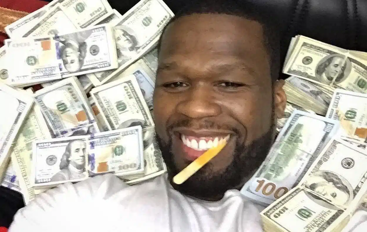 Image de Célébrités. En 2015, le célèbre rappeur et entrepreneur 50 Cent a fait parler de lui avec une démonstration éclatante de sa richesse, défiant ainsi les rumeurs persistantes de sa prétendue ruine financière. À travers des images impressionnantes, il a réaffirmé sa position en tant qu'icône de la réussite et de la prospérité. Une Maison d'Afrique et des Liasses de Billets Alors que beaucoup le croyaient en difficulté financière, 50 Cent a surpris le monde en publiant des photos de sa nouvelle maison en Afrique, démontrant ainsi sa capacité à investir dans des biens immobiliers de luxe. Mais il ne s'est pas arrêté là. Pour renforcer son image de succès financier, il a également partagé des images de lui-même entouré de liasses de billets de dollars, rappelant au monde entier sa richesse apparente. Ces images ne sont pas seulement des preuves de richesse, mais aussi une réponse cinglante aux critiques et aux rumeurs qui circulaient sur sa situation financière. Alors que certains doutaient de sa capacité à maintenir son niveau de vie extravagant, 50 Cent a réaffirmé sa position dominante en tant qu'homme d'affaires prospère et influent. Le Symbolisme du Dollar Le choix de s'afficher avec des billets de dollars ne peut être ignoré. Pour 50 Cent, le dollar est bien plus qu'une simple devise ; c'est un symbole de réussite, de pouvoir et de prestige. En exposant son argent de cette manière, il envoie un message fort : malgré les hauts et les bas de sa carrière, il reste une force à ne pas sous-estimer sur la scène financière et artistique. Cette démonstration de richesse a laissé une marque indélébile dans l'esprit de ses fans et de ses détracteurs. Elle a rappelé à tous que, même face à l'adversité, 50 Cent demeure un personnage emblématique de la culture hip-hop et un exemple de réussite dans le monde des affaires. Ses actions audacieuses ont ravivé l'admiration de ses partisans et ont suscité le respect de ses pairs. En 2015, les images de 50 Cent entouré de billets de dollars ont captivé l'imagination du public et ont réaffirmé sa place en tant que figure incontournable de la scène must icale et entrepreneuriale. Malgré les rumeurs et les critiques, il a prouvé une fois de plus sa résilience et sa détermination à maintenir son statut de superstar. Avec son flair pour le marketing et son esprit d'entreprise, il continue à inspirer des millions de personnes à travers le monde, démontrant qu'il est toujours au sommet de son jeu.