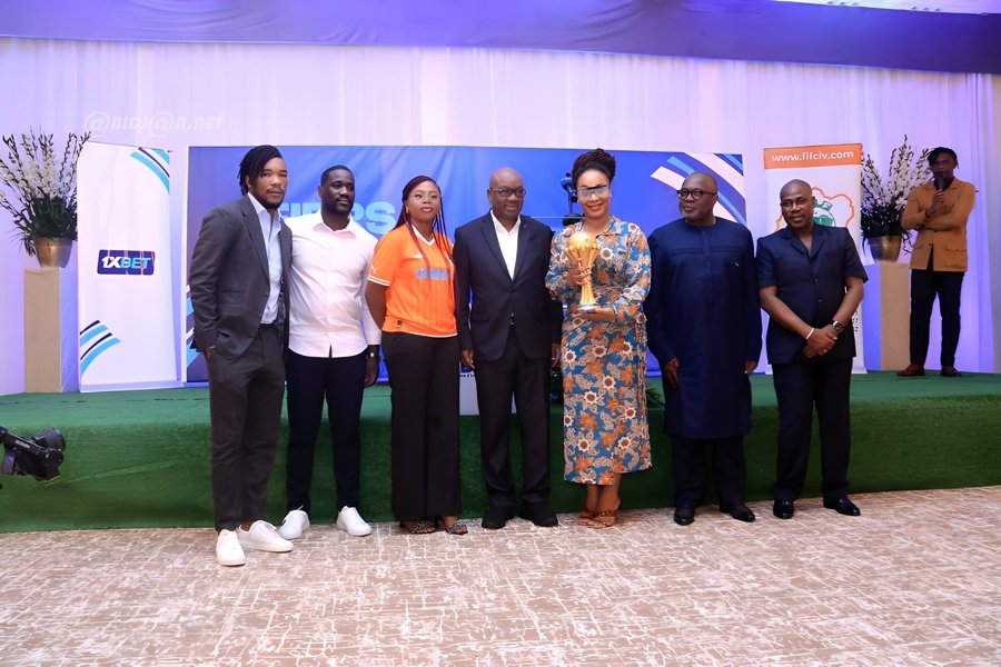 Image de Football. La Fédération Ivoirienne de Football (FIF) célèbre avec éclat la victoire des Éléphants de Côte d'Ivoire à la Coupe d’Afrique des Nations 2023. Cette célébration, marquée par la remise officielle du trophée à son partenaire, 1XBET, s'est déroulée lors d'une cérémonie mémorable le 12 avril 2024 à l'hôtel Sofitel Abidjan Hôtel Ivoire. Un partenariat fructueux Pour la FIF, dirigée par Yacine Idriss Diallo, cette cérémonie revêt une importance capitale. Elle symbolise le soutien indéfectible de l'instance dirigeante du football ivoirien envers les champions nationaux. L'union avec 1XBET en tant que sponsor renforce cette détermination à propulser le football ivoirien vers de nouveaux sommets. Le président Diallo exprime sa gratitude envers tous ceux qui ont contribué au triomphe des Éléphants lors de cette compétition africaine de premier plan. Dans ses mots, il souligne : "Ce trophée est le vôtre autant que le nôtre. Il incarne le succès collectif des Ivoiriens et de nos partenaires." Madame Sabine Kouakou, représentante de 1XBET en Côte d'Ivoire, se réjouit également de cette collaboration fructueuse. Elle perçoit cette occasion comme le début d'une relation prometteuse qui continuera de prospérer grâce aux exploits des Éléphants sur le terrain. Reconnaissance et engagement Les propos de Mme Kouakou reflètent la fierté et l'engagement de 1XBET envers le football ivoirien. Malgré les doutes initiaux et les défis inhérents à toute nouvelle entreprise, l'engagement et le professionnalisme ont triomphé. Cette victoire commune lors de la Coupe d’Afrique des Nations témoigne de l'efficacité d'une collaboration solide et de la détermination à atteindre l'excellence. Elle tient également à saluer le dévouement de ses collaborateurs, dont les sacrifices et l'abnégation ont contribué au succès de cette entreprise. Leur soutien indéfectible et leur travail acharné ont été des éléments clés dans la conquête de ce trophée tant convoité. La Côte d'Ivoire, terre de succès En tant que pays hôte de la 34e édition de la Coupe d’Afrique des Nations de Football, la Côte d'Ivoire a brillé par son organisation impeccable et son engagement envers l'excellence sportive. La victoire des Éléphants, qui ont écrit une nouvelle page glorieuse dans l'histoire du football ivoirien, témoigne de la passion et du talent présents au sein de cette nation. Avec ce troisième triomphe, après ceux de 1992 et 2015, les Éléphants confirment leur statut de géant du football africain. Leur parcours épique lors de cette compétition a inspiré des millions de supporters et a renforcé la place de la Côte d'Ivoire parmi les grands du football continental. Alors que la Côte d'Ivoire célèbre cette victoire historique et que la FIF et 1XBET s'engagent dans une nouvelle ère de collaboration fructueuse, une question se pose : quelle sera la prochaine étape pour le football ivoirien ? Cette victoire va-t-elle marquer le début d'une ère de domination incontestée sur le continent ? Ou bien d'autres défis attendent-ils les Éléphants dans leur quête de gloire internationale ?